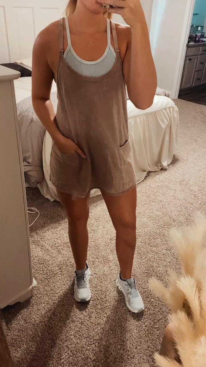 Wearing medium in mocha! Fits TTS
Linked amazon dupe also!