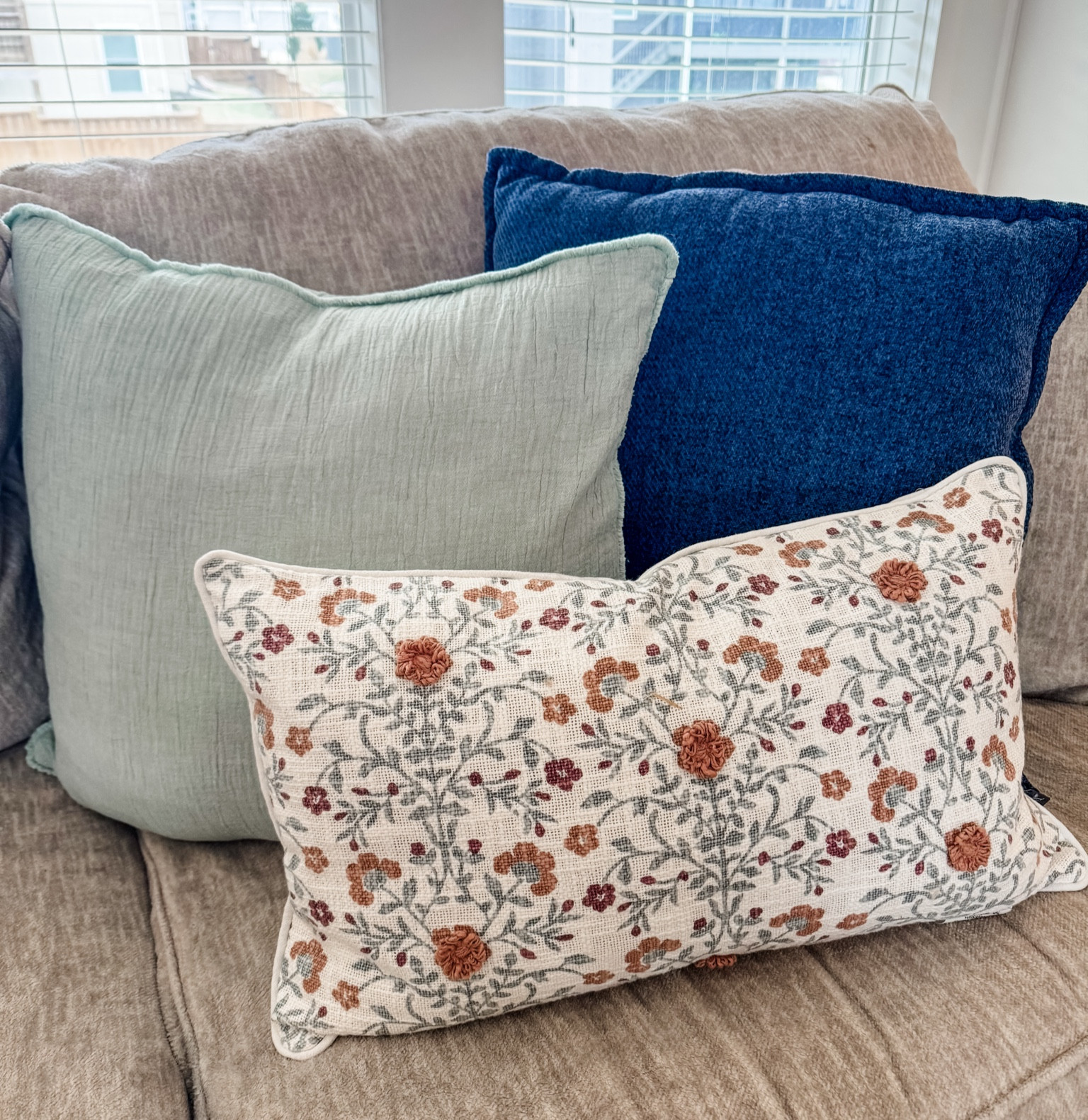 Living room refresh! Loove the detail on the floral pillow! Only $15. 


Living room decor | throw pillows | Walmart home | Walmart pillows | floral pillow | decorative pillow | living room pillows | couch pillows | navy pillow | spring refresh | spring | home decor | home finds | amazon home | end table | coffee table | 

#LTKFamily #LTKMostLoved #LTKHome
