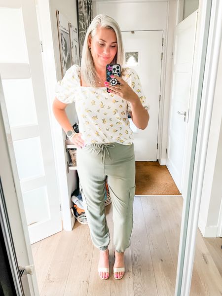Outfits of the week

Wearing a square neck, white linen top with a lemon print and sleek, drawstring, cargo trousers paired with a little gold heel. 

See product reviews for sizing details. 



#LTKeurope #LTKcurves #LTKstyletip