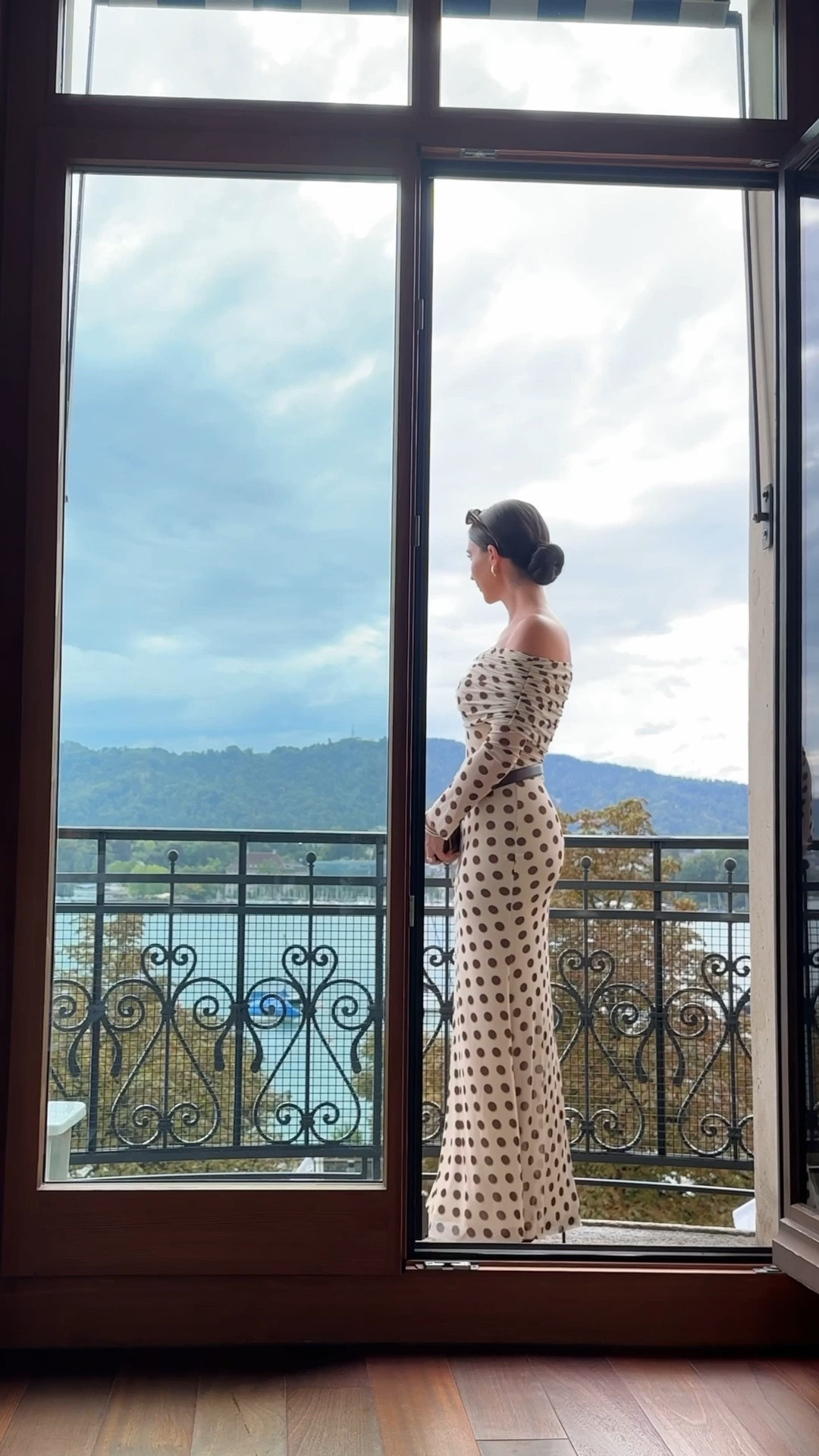 This mesh dress has long sleeves, gathered detailing, and an off-shoulder silhouette. Perfect for fall.
Accessorize with a brown belt, bag, and sunglasses.
Great with heeled sandals or boots.

#LTKFallSale #LTKStyleTip #LTKSeasonal