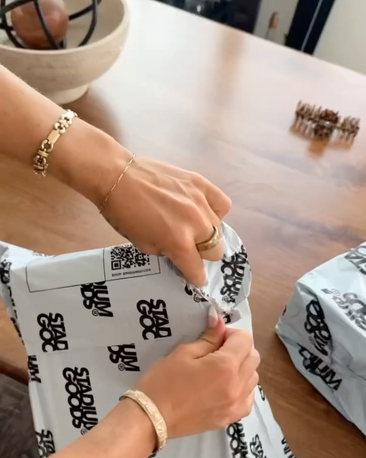 Obsessed with these gems 💚👟🖤

#LTKVideo #LTKShoeCrush