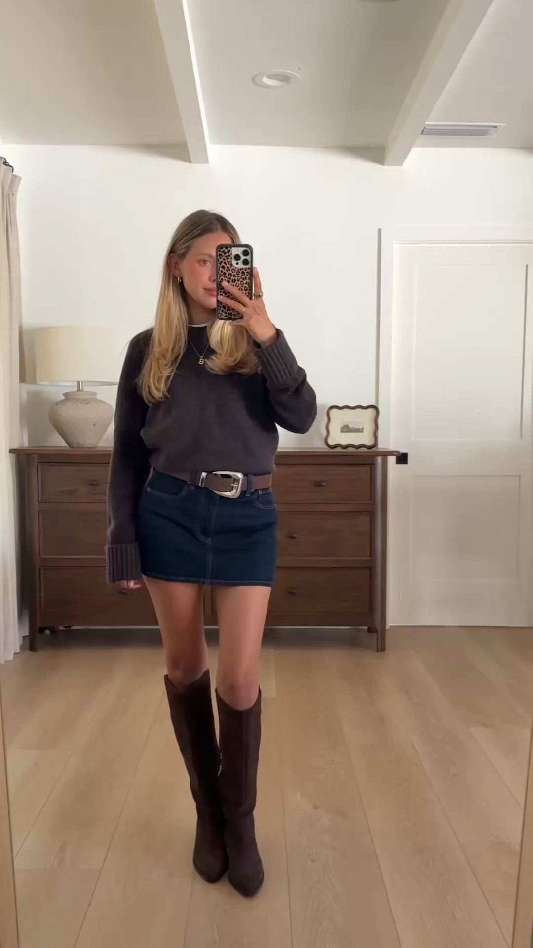 🤎 Abercrombie Fall Staples 🤎

Pieces worth adding to your fall wardrobe that you’ll wear year-round!

Denim mini — has built-in little shorties, which I love! (TTS / Rinse)

Brown crew — the perfect fit + length for a sweater! I sized up to a S.

Cuffed jeans — love the cuff detail! (TTS)

Leather jacket — SO luxe! I did an XS and it’s perfectly oversized.

90s High Rise — my MOST worn denim. (TTS / Medium)

90s Straight — perfect with ballet flats or any flatter shoe. (TTS / Rinse)