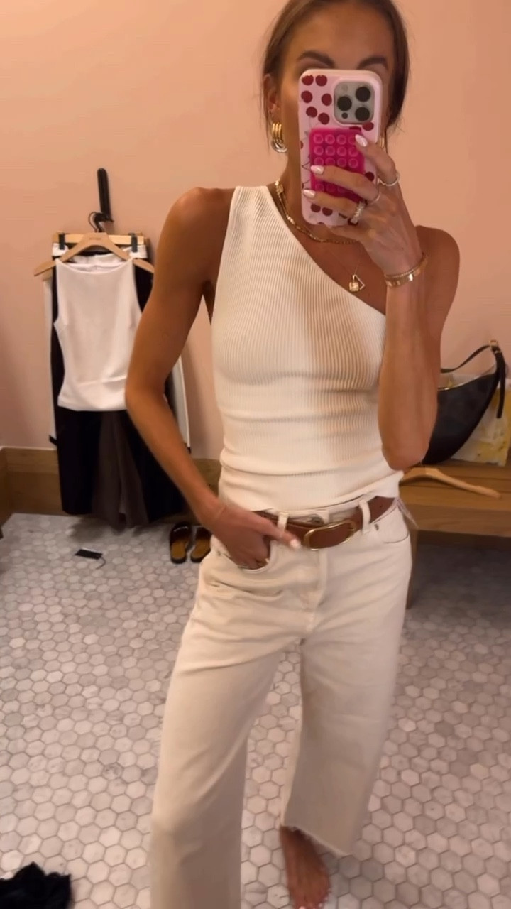 the most flattering one shoulder top + the best cropped cream pants!👏🏻 


#falloutfit #neutrals #datenightoutfit

#LTKStyleTip