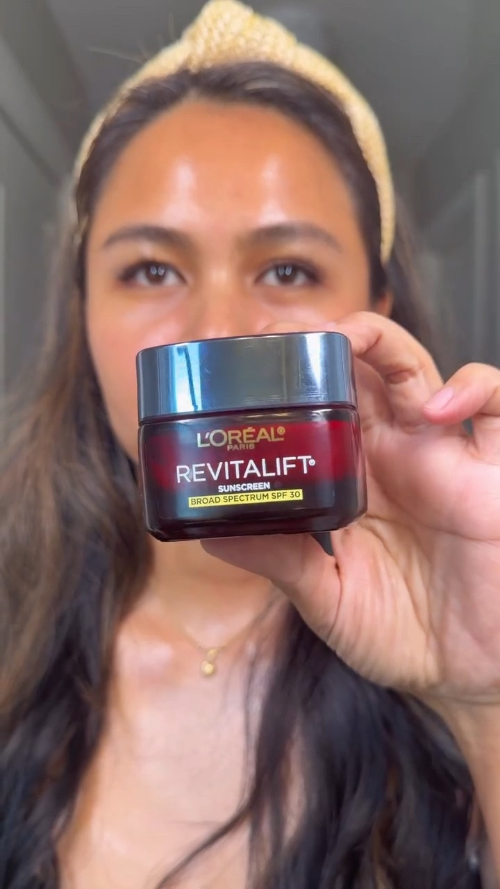 Hardest-working moisturizer for face & neck. SPF + glow in one. @lorealparis Revitalift Triple Power Broad Spectrum SPF 30 Sunscreen

#LorealTriplePower #Revitalift #Skincare #HardWorking #AntiAging