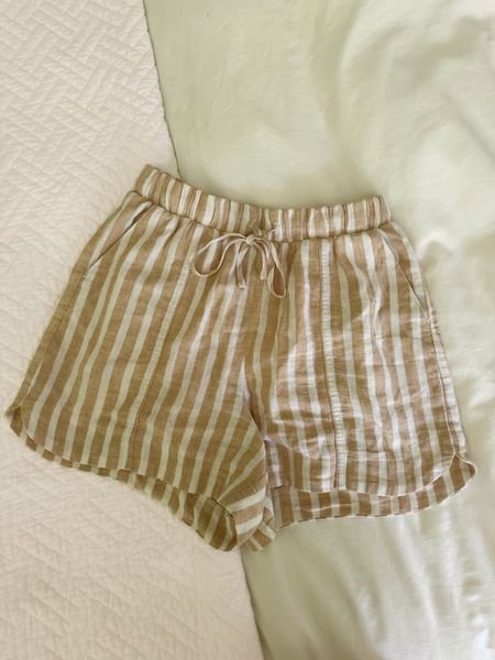 The best $20 linen shorts you’ll buy all summer, grab them before they sell out for the season! You’ll thank me! They do run a little large, I sized down to a XS here  

#LTKSeasonal #LTKFindsUnder50 #LTKStyleTip
