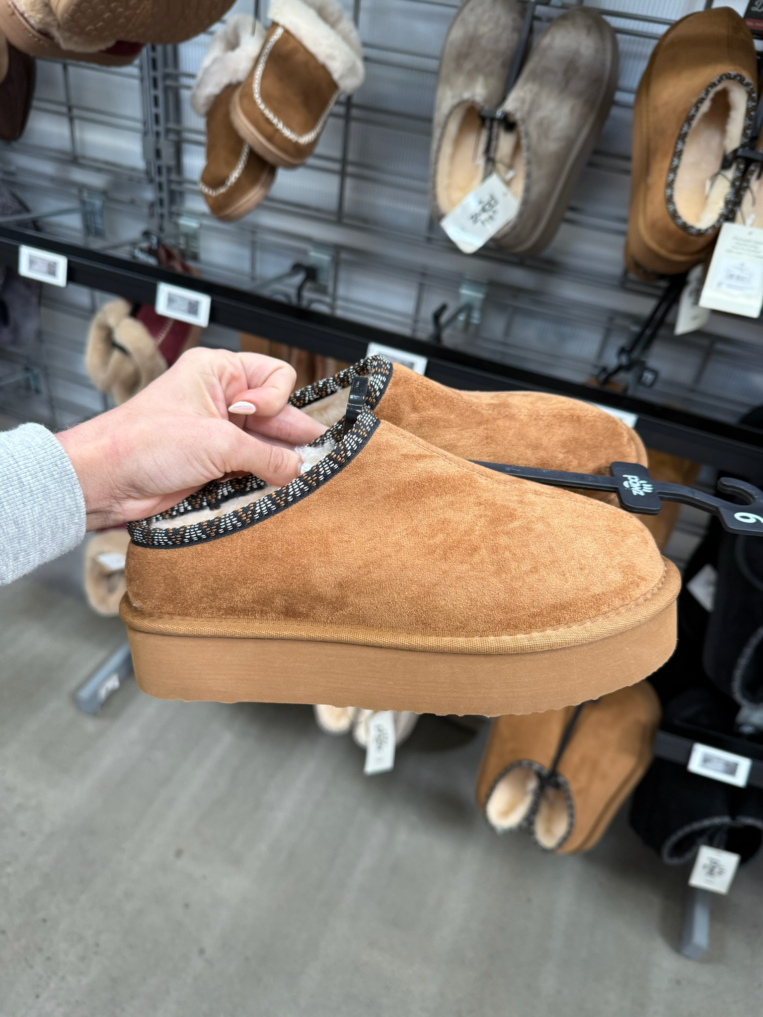 These look so similar to the tasmans!

slippers lookalike, designer lookalike, slippers, clogs, winter slippers, winter boots, mallory lee richardson 

 

#LTKgrwm #LTKootd #LTKSeasonal