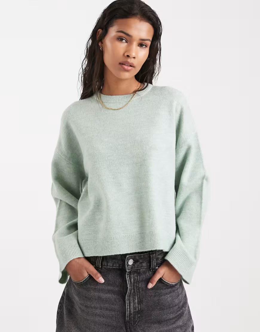 ONLY – Kastiger Pullover in Hellgrün mit Rundhalsausschnitt-Weiß | ASOS (Global)