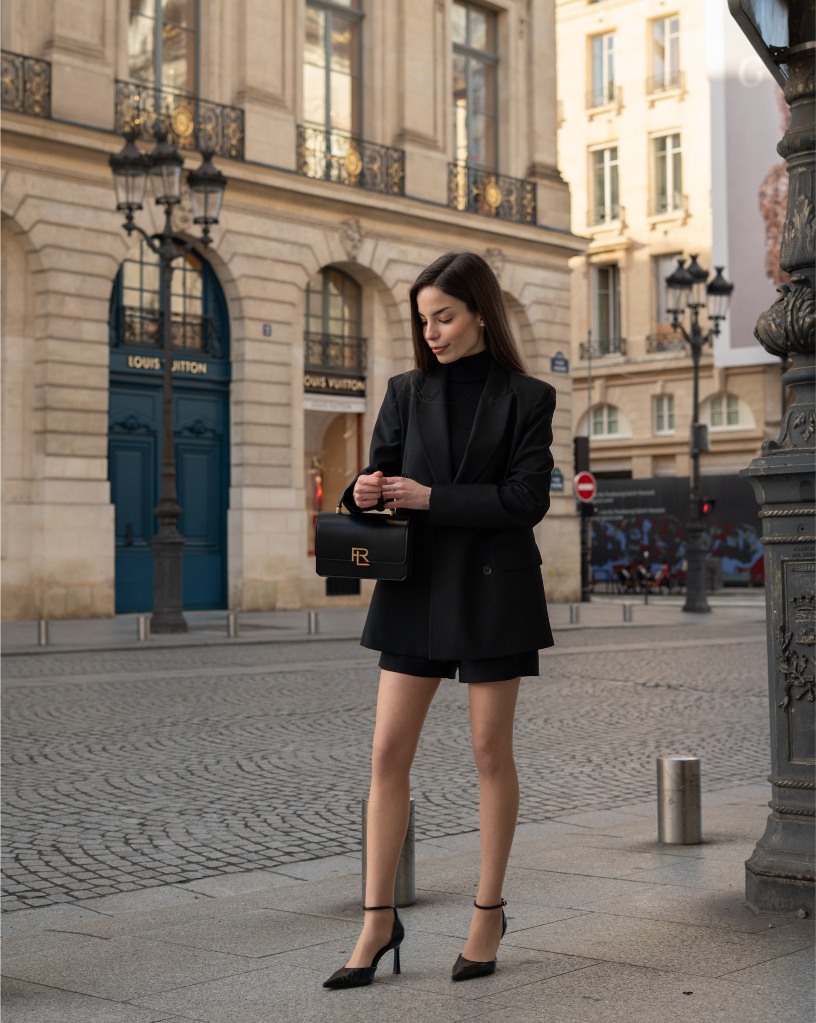 The perfect black monochromatic look! 🖤 