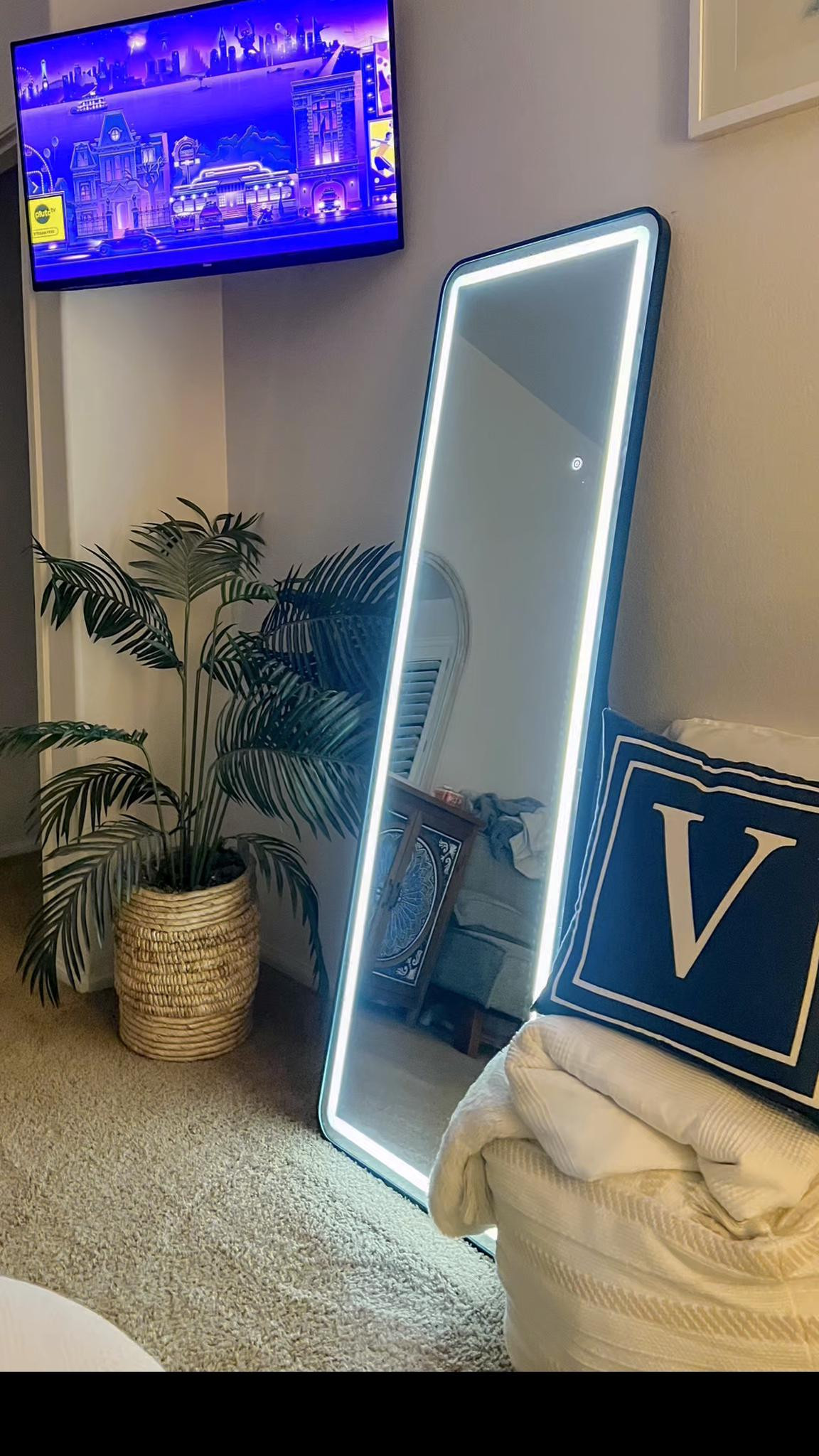 Hola Bebes! POV: Your Bedroom Just Got An 
Upgrade 

Found the perfect smart TV for our master bedroom that looks aesthetically pleasing and has seamless streaming. 

Roku Smart TV has:

Intuitive Roku OS Interface ✅ 
Stunning Picture Quality ✅ 
Voice Remote Pro – A Game Changer ✅ 
Seamless Connectivity ✅ 
Value for Money ✅ 


#LTKSaleAlert #LTKHome