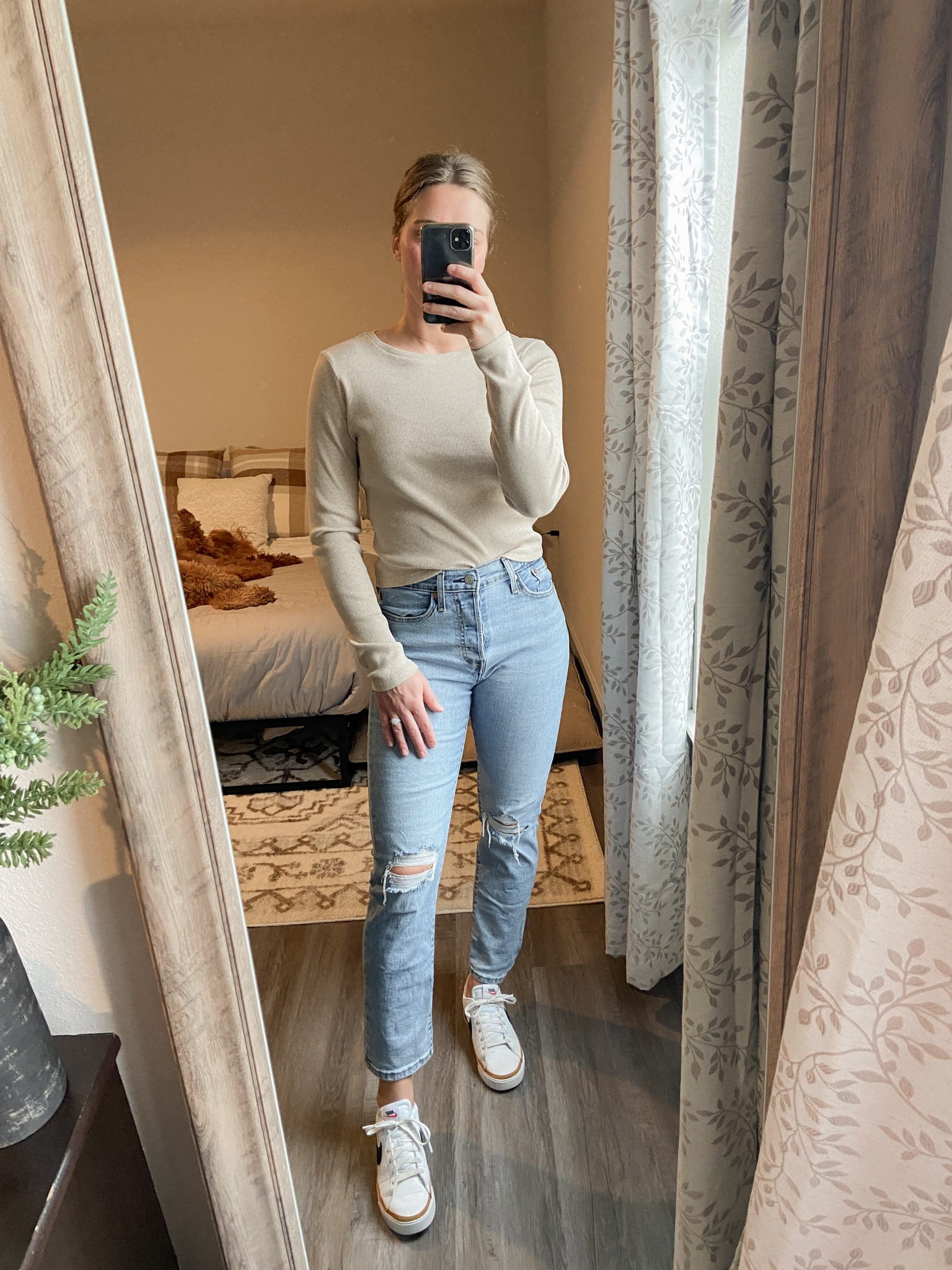 Super simple casual outfit! Wear in my favorite Levi jeans in a size 27. 

#LTKstyletip #LTKfindsunder100 #LTKfindsunder50