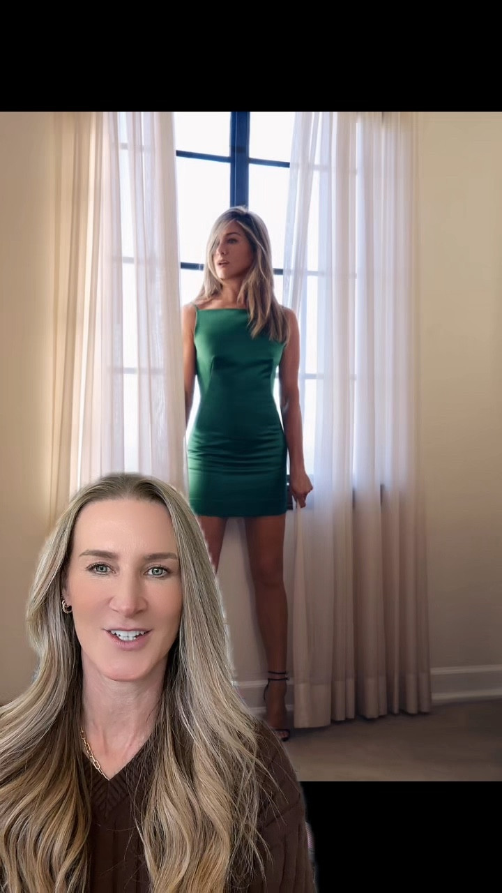 Jennifer Aniston delivered iconic, elevated style in her ELLE Magazine look.
Minimal, timeless, effortless. Her signature quiet luxury aesthetic is the blueprint if you love classic celebrity inspired outfits that always feel polished.