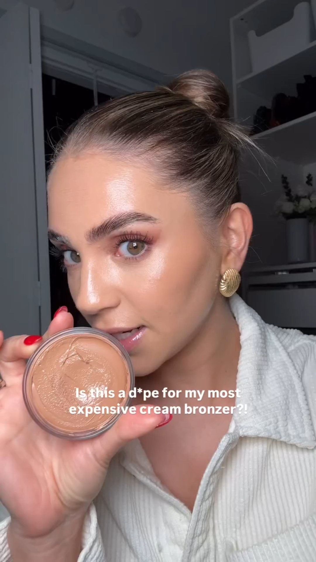 AFFORDABLE CREAM BRONZER ALERT 🚨 @palladiobeauty I am loving this formula, so buttery and smooth doesn’t skip or patch. Glides on smooth. Can’t believe it’s $12 truly. 

#affordablemakeup #amazonmakeup #palladiobeauty #creambronzer #bronzer #affordablebronzer #contour #brontour #makeuptutorial #makeupvideo