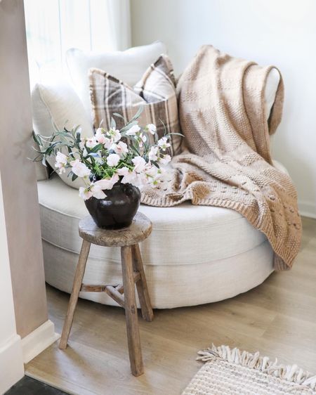 Spring reading nook 📖 🌸 3 sweet pea stems were used combined with 2 olive stems in this picture ❤️ #readingnook #homedecor #ltkhome #springdecor #springdecorating #livingroom #livingroomdecor 

#LTKhome