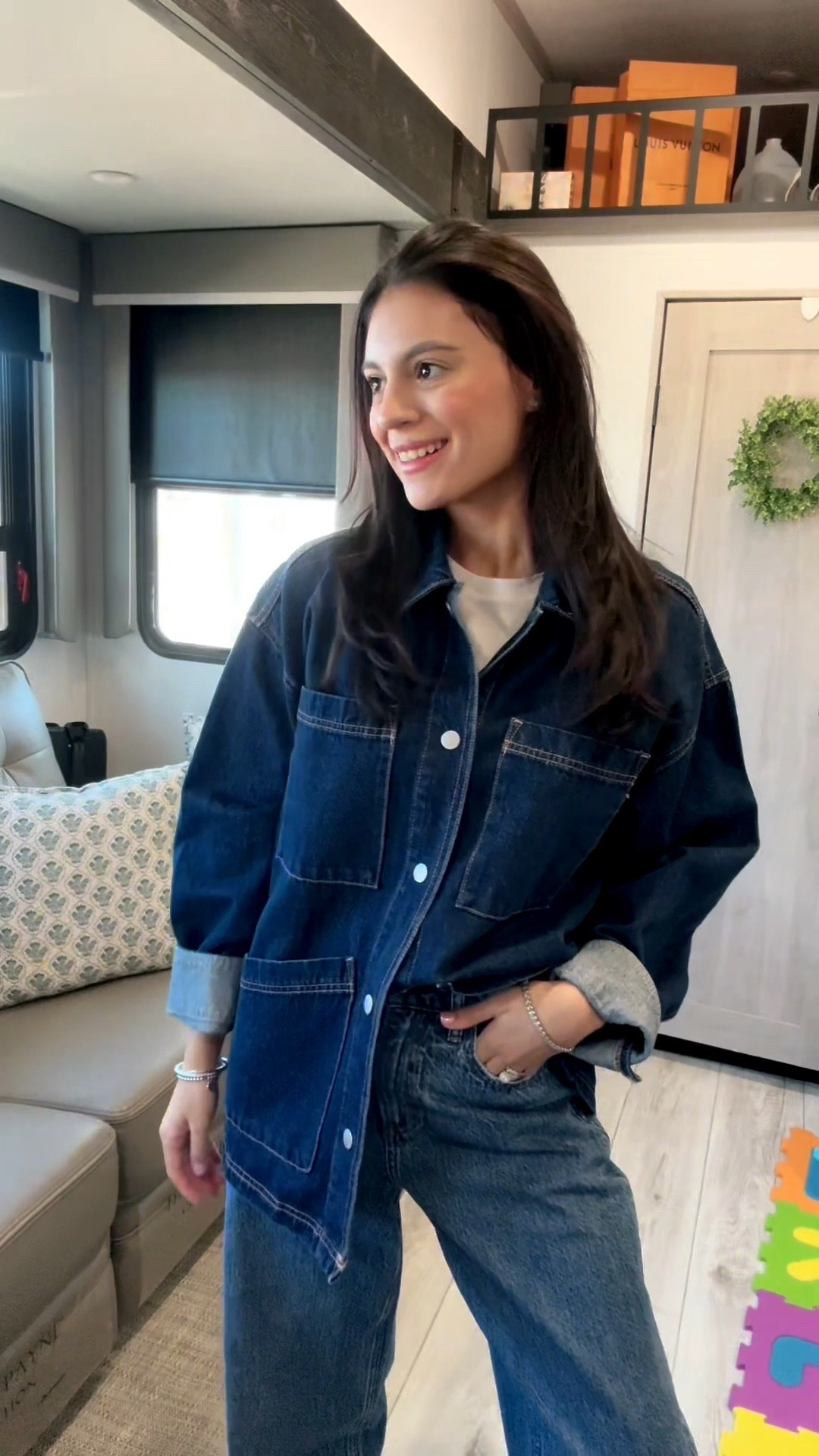 I’m a stay at home mom, although most days I stay home I still like to dress up, it makes me feel good & be a better wife + mom ✨ #momootd#OOTD#abercrombie#target#longchamp