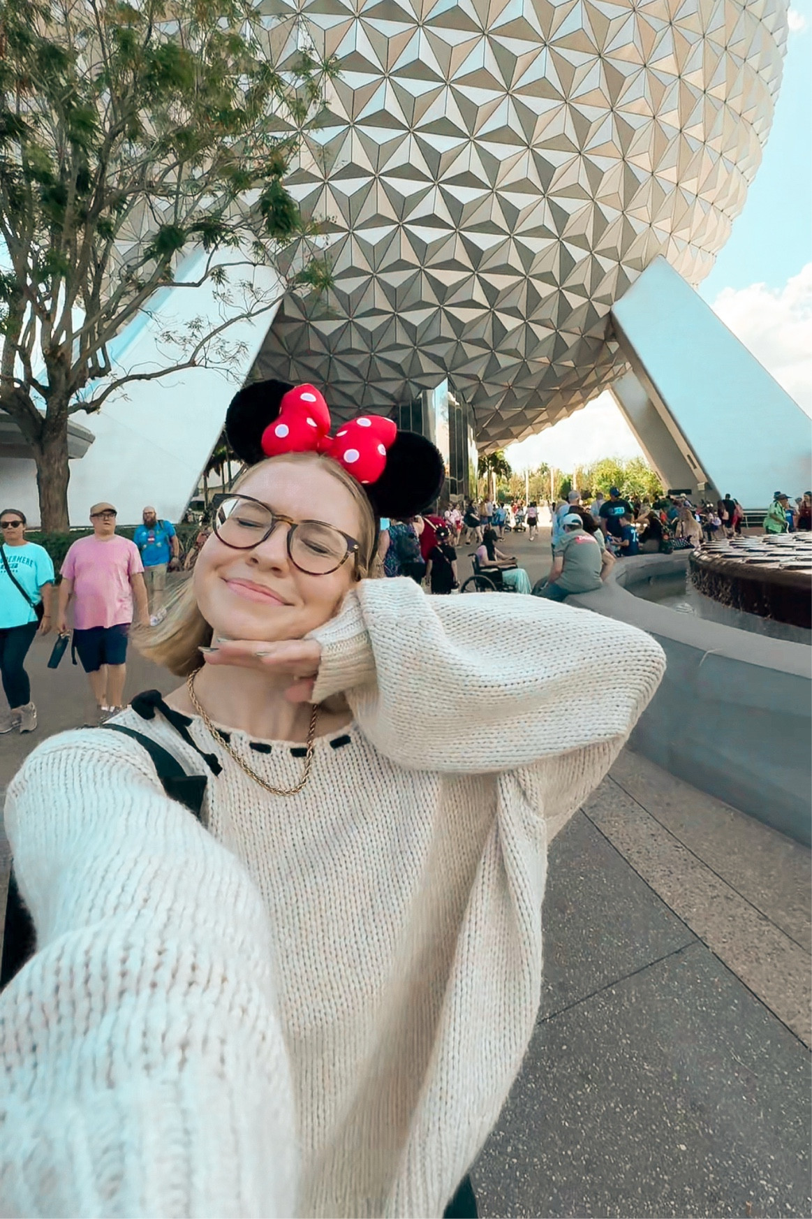 ITS BACK IN STOCK #holidaysweater #sweater 

#LTKGiftGuide #LTKHoliday #LTKSeasonal