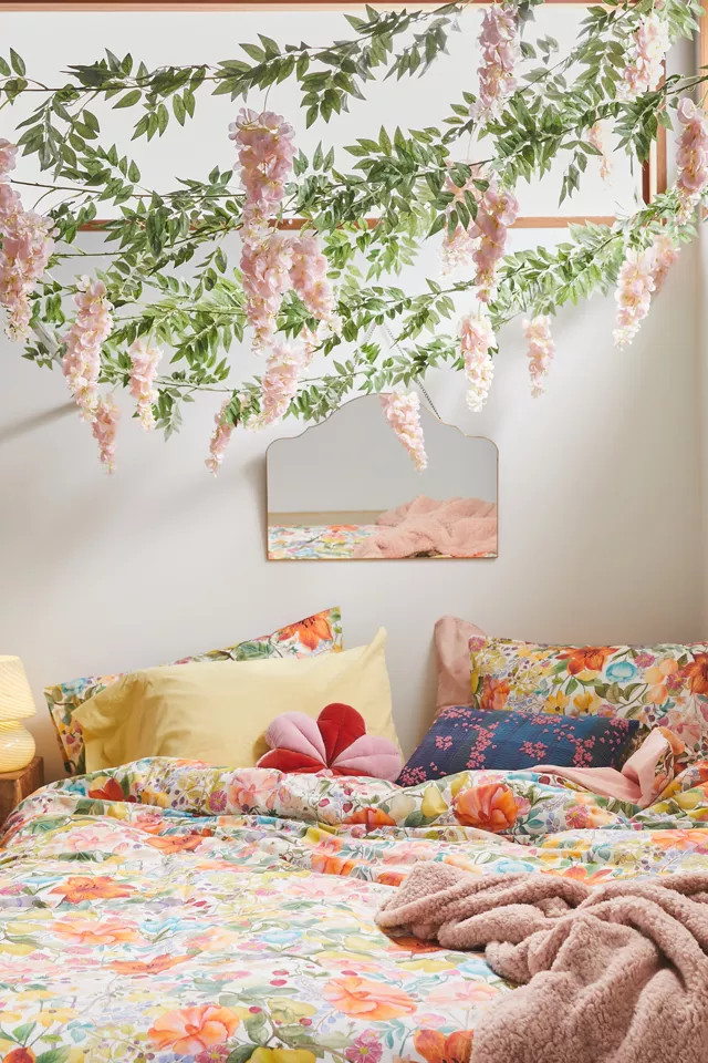 Faux Hydrangea Garland | Urban Outfitters (US and RoW)