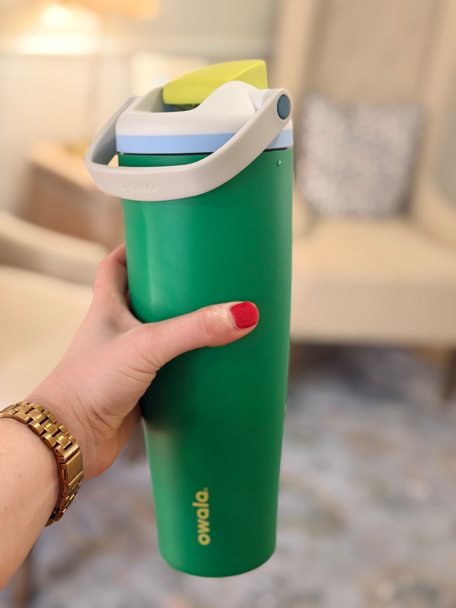 Hands down, best mom friendly water bottle 🙌🏻 

Owala / mom friendly 


#LTKSpringSale #LTKActive #LTKSeasonal