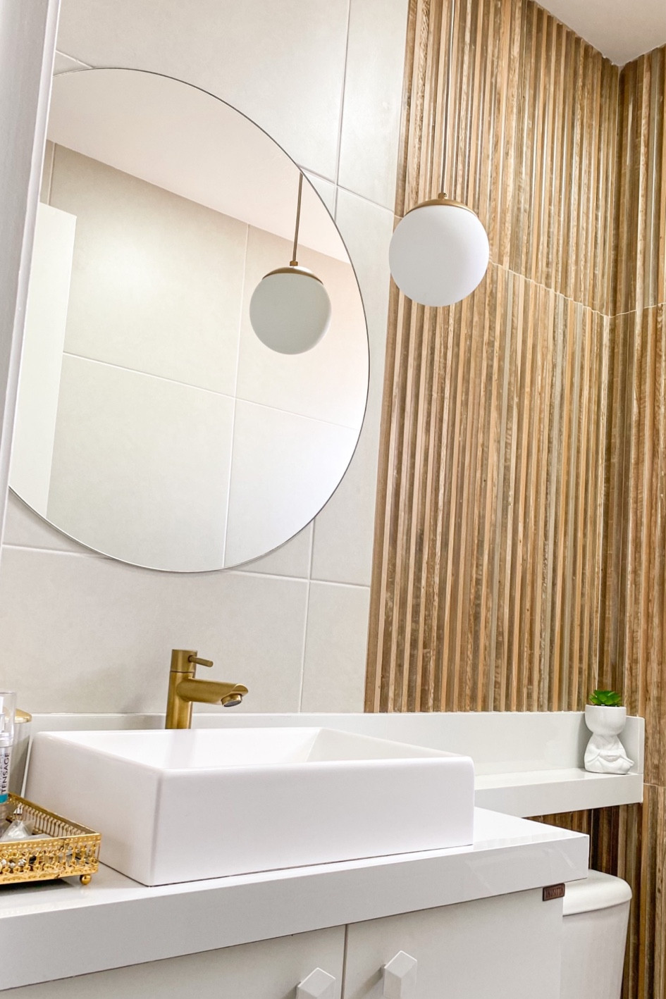 Incrível como o ripado consegue trazer modernidade e aconchego, mas ele não está sozinho, nesse combo a luminária pendente também traz um aconchego, além de deixar a decoração linda! Elementos com dourado deixa qualquer ambiente moderno e elegante. Espelho redondo e minimalista para completar meu banheiro, do jeito que eu sonhei! 

#LTKbrasil