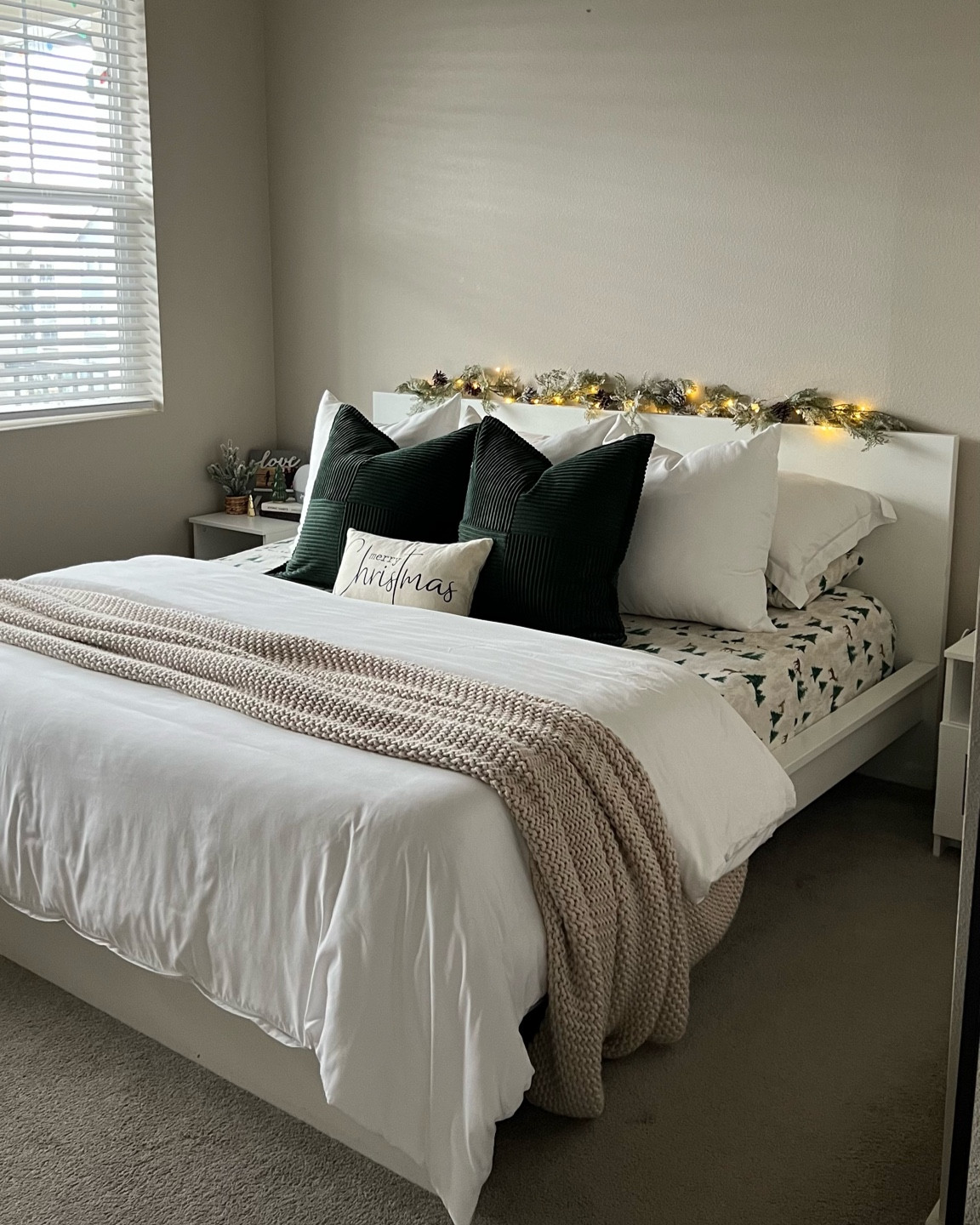 Christmas bedroom inspo🎄✨🫶🏽



#LTKCyberWeek #LTKfindsunder100 #LTKhome