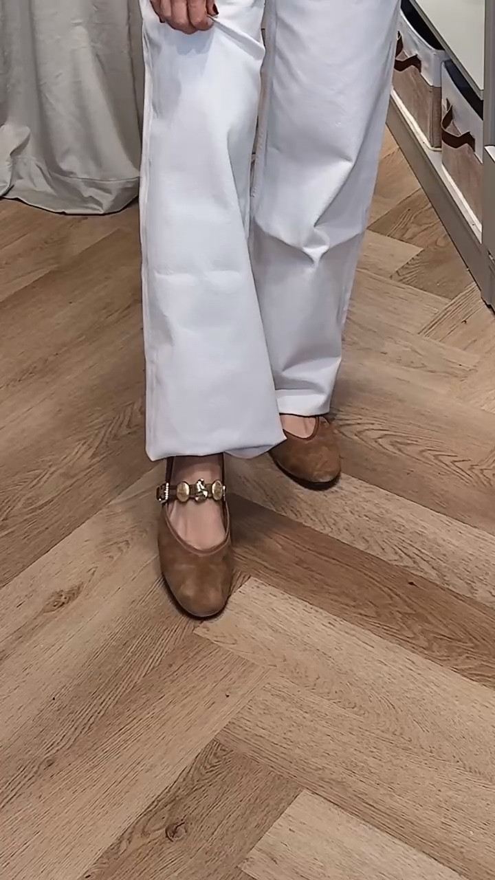 Perfect going into spring outfit 
White jeans
Agolde jeans 
Suede flats 

#LTKdayinmylife #LTKSeasonal #LTKootd