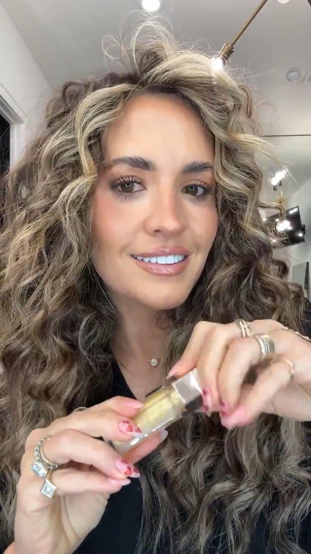 The BEST summer gloss!!! On sale now!! 
shade: lemon lava