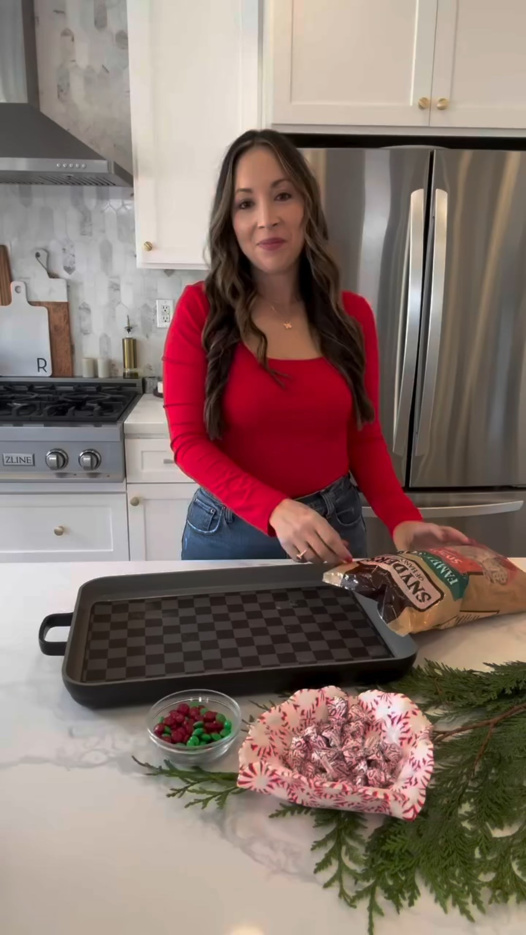 If you love peppermint bark you will love these bite sized peppermint treats! These are perfect for a party or just a festive treat! 

Ingredients:
-Hersheys Peppermint Kisses
-Pretzels
-Christmas m&ms 

Assemble to pretzels and kisses and bake in a 300 degree oven for 2-4 minutes or until soft. Top with m&ms. 

I hope you enjoy! 

#adaydreamblog #christmas #peppermint #peppermintbark #holidaytreats #snacks #desserts #m&ms #hersheys #seasonaltreats #snyderspretzels #easyholidayrecipes #yummy #momlife #holidaymagic