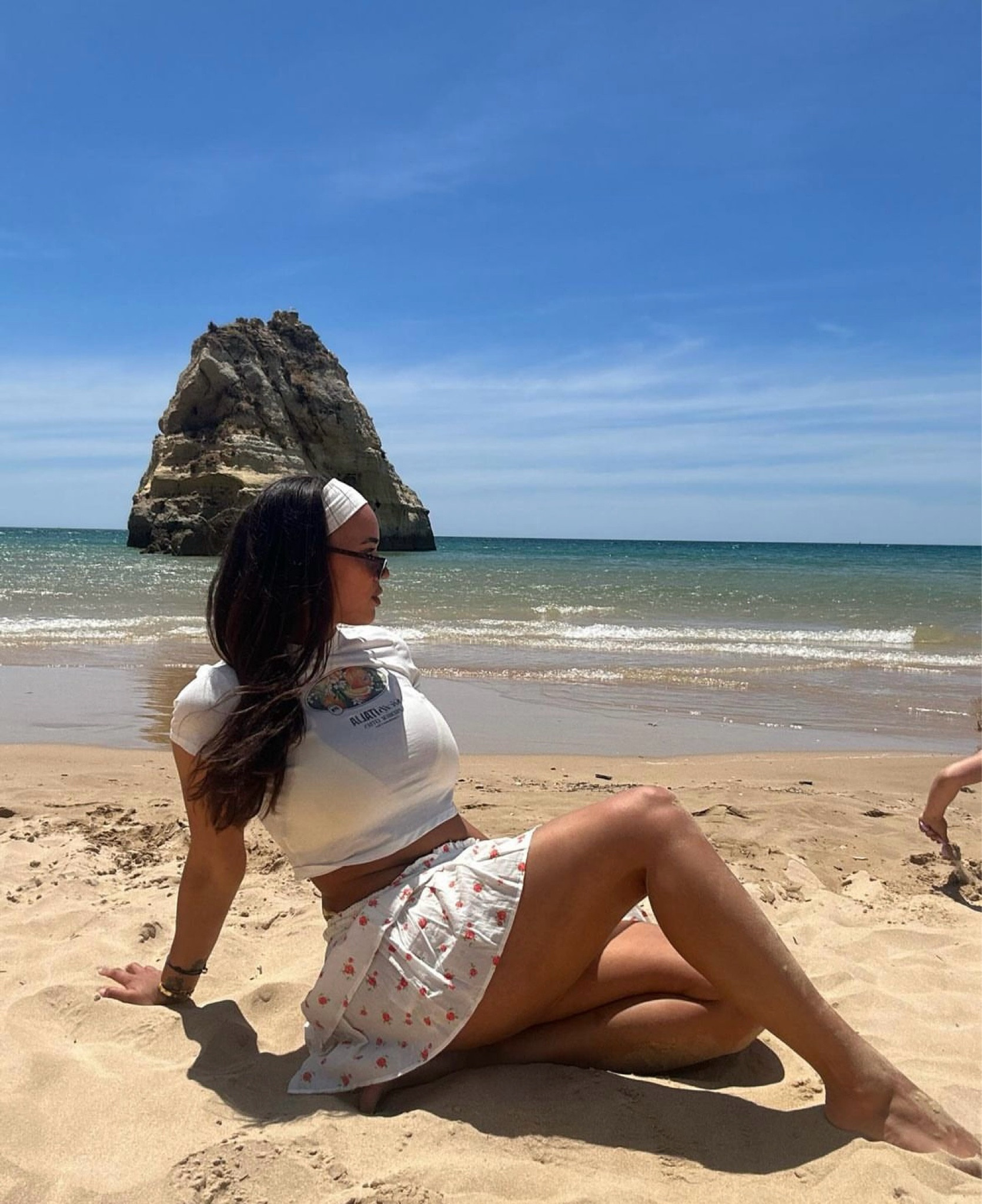 🌞 🐚 ✨ 💕

H&M baby tee (sold out so I’ve linked some alternatives), H&M smocked waist tiered skirt, white headband, black rectangular sunglasses 🤍

#LTKtravel #LTKsummer #LTKuk