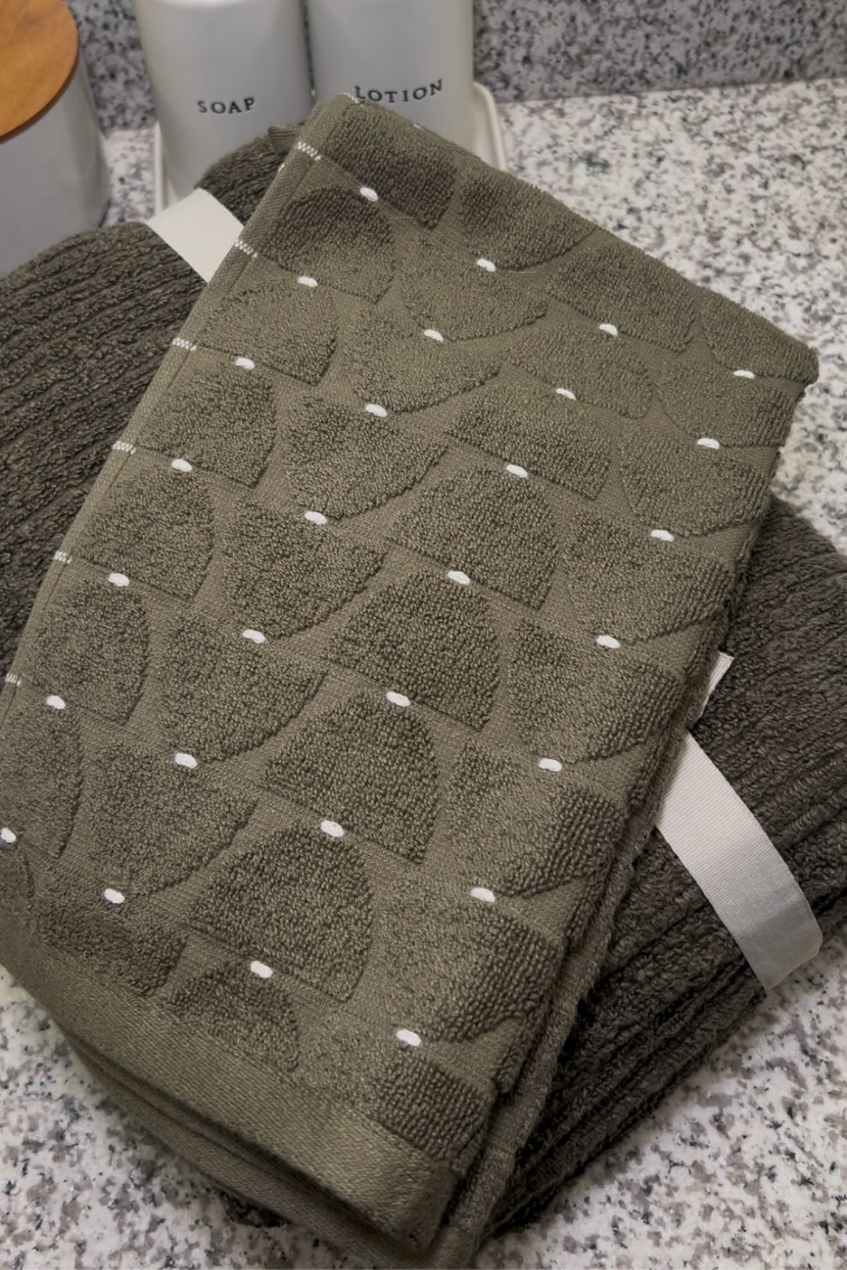 A little spring bath towel refresh! 🌱🤌

#LTKHome #LTKFindsUnder50 #LTKStyleTip