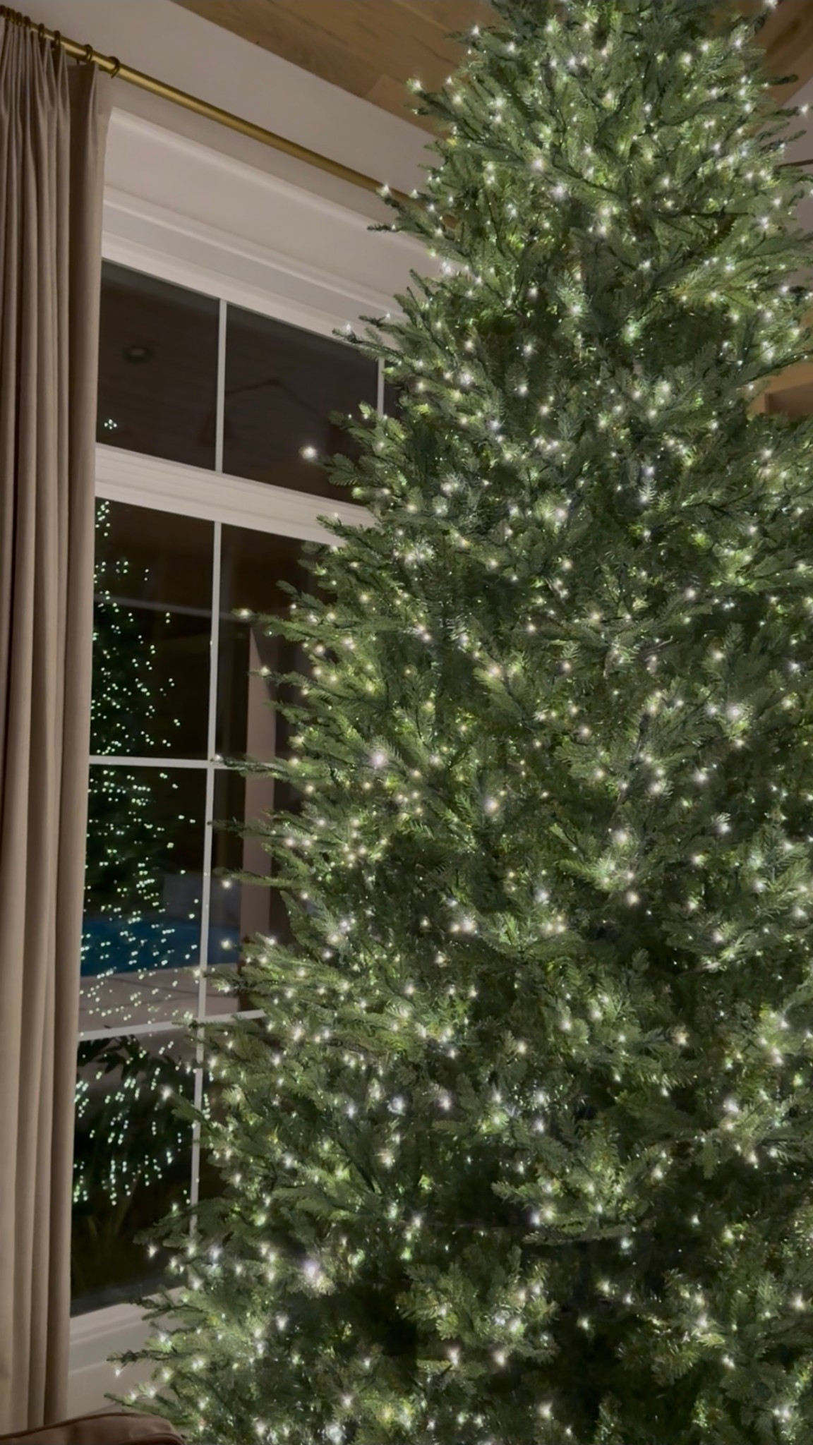 My tree! It has multiple different light settings depending on your stylChris

#LTKHome #LTKSeasonal