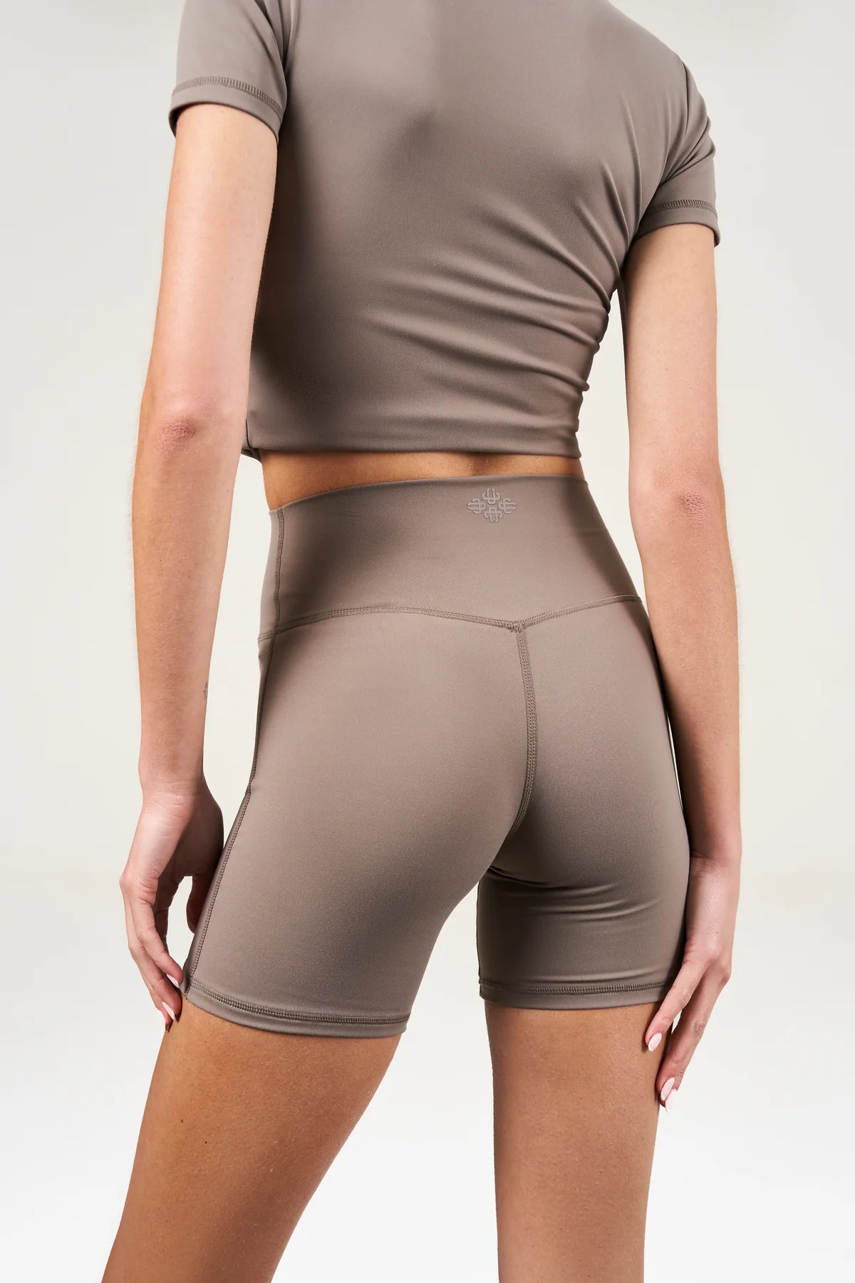 SCULPTING STRETCH EMBLEM CYCLING SHORTS - COCOA | The Couture Club