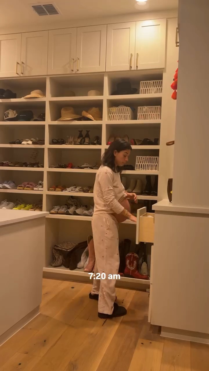 MORNING ROUTINE #36weekspregnant staying consistent with habits that help me feel energized!

💧 Staying hydrated with hydrogen water
🥩Taking my whole food supplements — @firstlight.farm Wagyu beef liver micronutrients. They’re pure freeze-dried liver capsules, 100% grass-fed & finished. Liver is incredibly nutrient-dense in iron, B12, vitamin A and minerals for energy, immune support, and overall wellness.
🥞 Eating nourishing meals, today was protein pancakes
🏋️‍♀️Daily movement
💞Quality time with my girls 👧🏼 👧🏼
—————————————-
RUTINA DE MAÑANA #36SemanasEmbarazada manteniendo hábitos que me ayudan a sentirme con energía

💧Manteniéndome hidratada con agua hidrogenada
🥩Tomando mis suplementos de alimentos reales —  cápsulas de hígado de res Wagyu con micronutrientes de @firstlight.farm Son cápsulas de hígado natural, de vacas alimentadas con pasto, deshidratado para conservar sus nutrientes. El hígado es súper rico en hierro, B12, vitamina A y minerales que apoyan la energía, el sistema inmune y el bienestar general.
🥞 Comidas nutritivas, hoy tocó hotcakes de proteína
🏋️‍♀️Movimiento diario
💞 Tiempo de calidad con mis niñas 👧🏼👧🏼