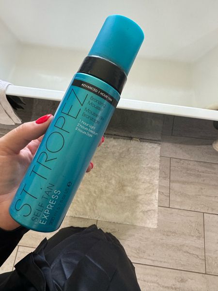 I’ve been rockin the Snow White skin for months, it’s time 😝

I LOVE this mousse! 
Processes in just one hour and leaves such a natural glow ☀️
.
.
#selftan #tanningroutine