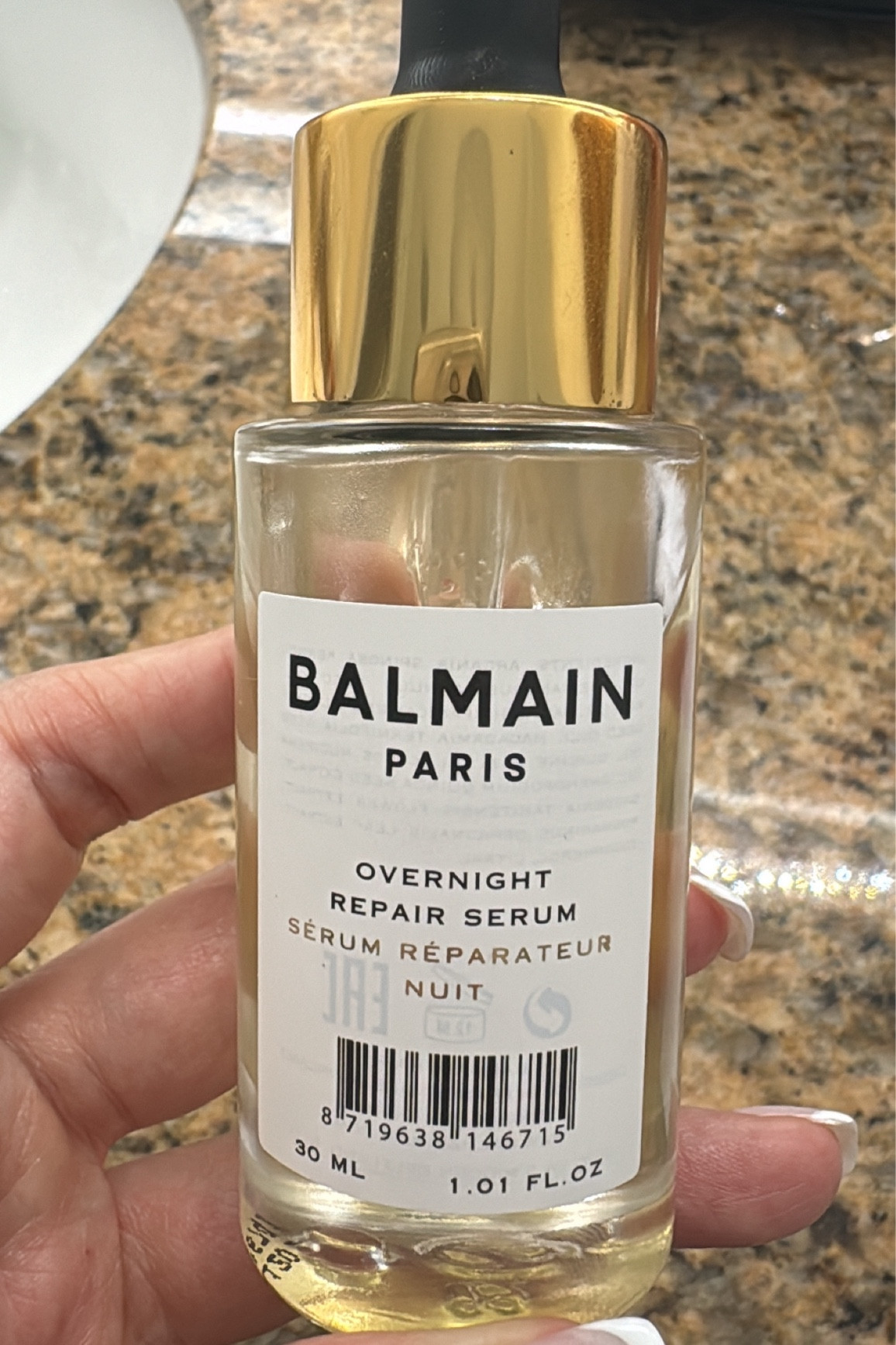 El serum overnight que estoy usando . Me lo aplico 1 vez a la semana o cada 15 días. Duermo con el toda la noche y en la mañana me lavo mi cabello normal . 
Deja el cabello brillante y sedoso! Nada grasoso ! 

#LTKStyleTip #LTKBeauty