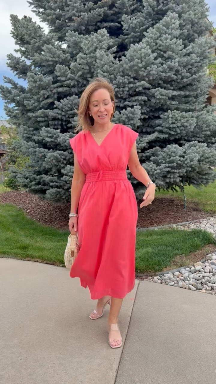 #talbotspartner
The kind of dress that makes you feel instantly put together 💙 The fit-and-flare silhouette is so flattering, and the extended shoulder detail gives it that polished, elevated feel without sacrificing comfort. One of those easy throw-on-and-go dresses that still looks chic for brunch, church, dinner, or summer events. 
#ad @talbotsofficial