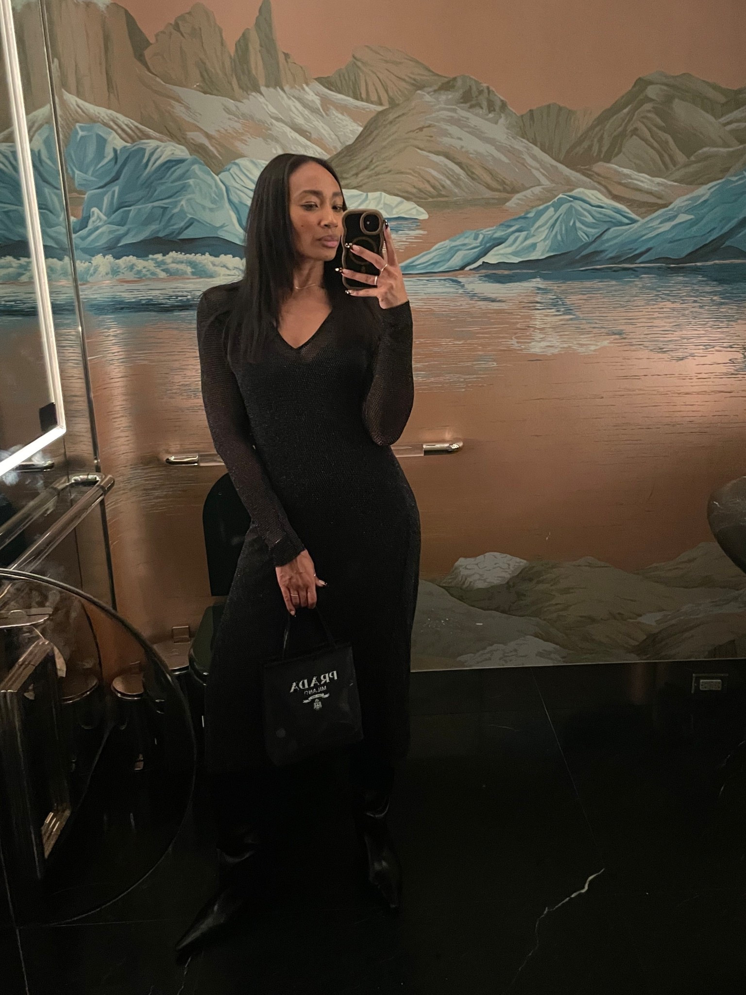  Clearing through the drafts! Laquan Smith’s holiday party calls for a little mesh! 🖤

Dress & Boots: Zara
Bag: Prada

#LTKootd #LTKSaleAlert #LTKSeasonal