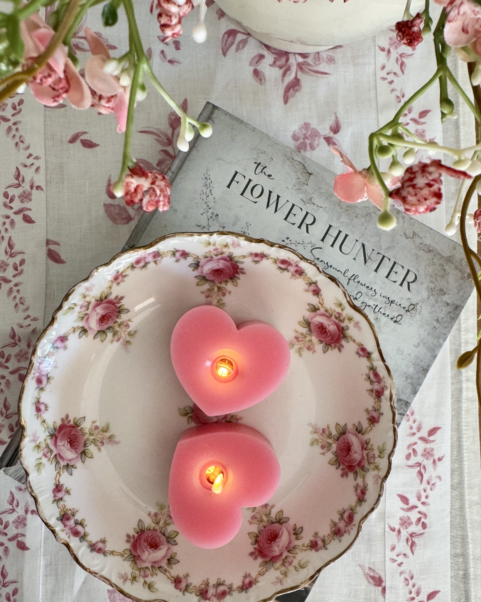 Pink cottage home decor 💕

Pink heart mini Flameless candles - use Luminara discount JOYFULDECOR10

The Flower Hunter coffee table book is a beautiful resource. 

Rosebud dish  is a family heirloom.

Pink decor, cottage decor, Valentine decor, pink flowers, cottage flowers, heart candles. Mini heart candles