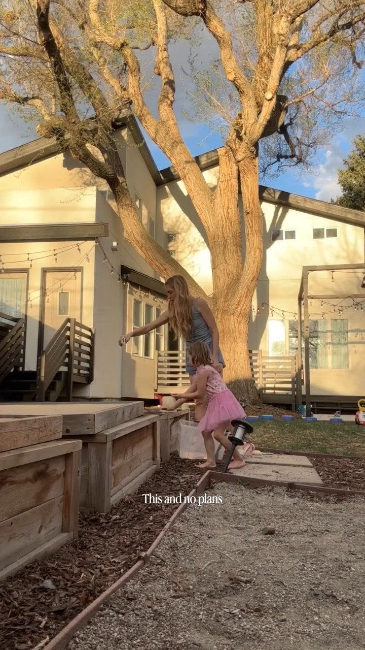 Let the gardening season begin! 🏡🪴🪏🫜

#gardeningwithkids #toddlergarden #mommyandme #girlmom