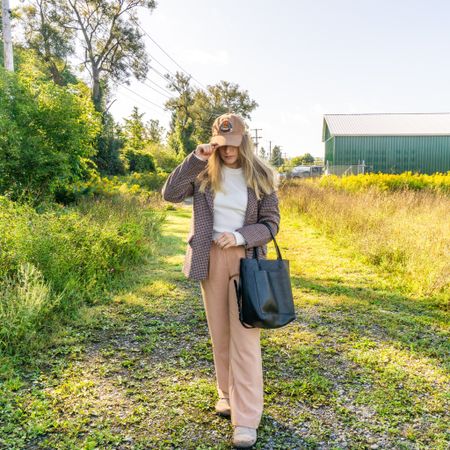 In the 40s this morning and it's filling me with so much joy! This outfit is comprised entirely of versatile wardrobe essentials. Wearing a size 4 pant, a medium sweater, and a small jacket. These Birkenstock dupes were a go-to shoe last fall and they're living up to the same status this season. Hat was shopped from the men's section — don't be afraid to shop across categories, my friends! 

Fall, fall fit, ootd, autumn, houndstooth, wool jacket, blazer, trousers, city style, cool girl fit, clogs, trend, on trend, sweater, white sweater, basic sweater, closet essentials, wardrobe staples