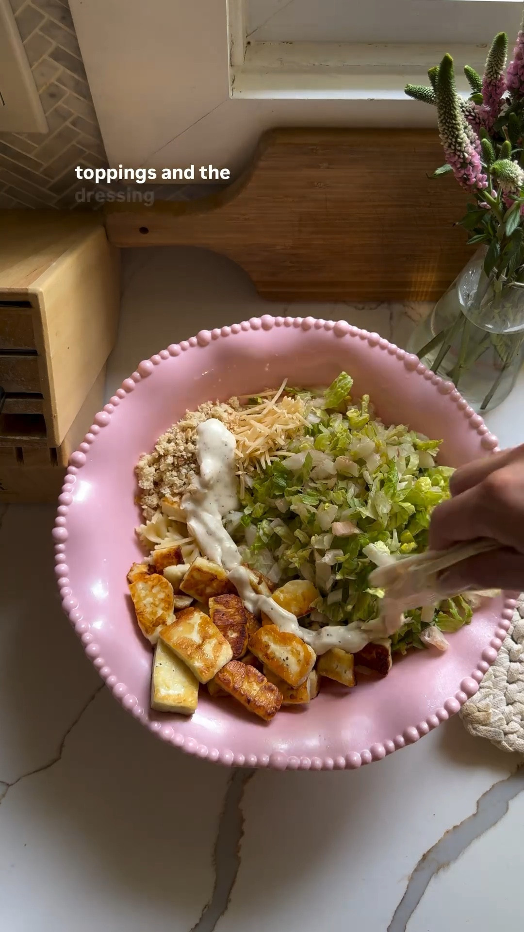 Love this dinner hack! And love halloumi! 🧀 

1/2 lbs pasta
1 bag Caesar salad mix - I used this one from @aldiusa 
8 oz halloumi
Olive oil

1. Cook pasta according to instruction. Cut up halloumi to bite size pieces and sauté in olive oil in a pan over medium-low heat. Around 4 minutes per side.

2. Add cooked pasta to a bowl, add salad mix, dressing and toppings, as well as halloumi. Mix to combine and drizzle with olive oil. 🫒