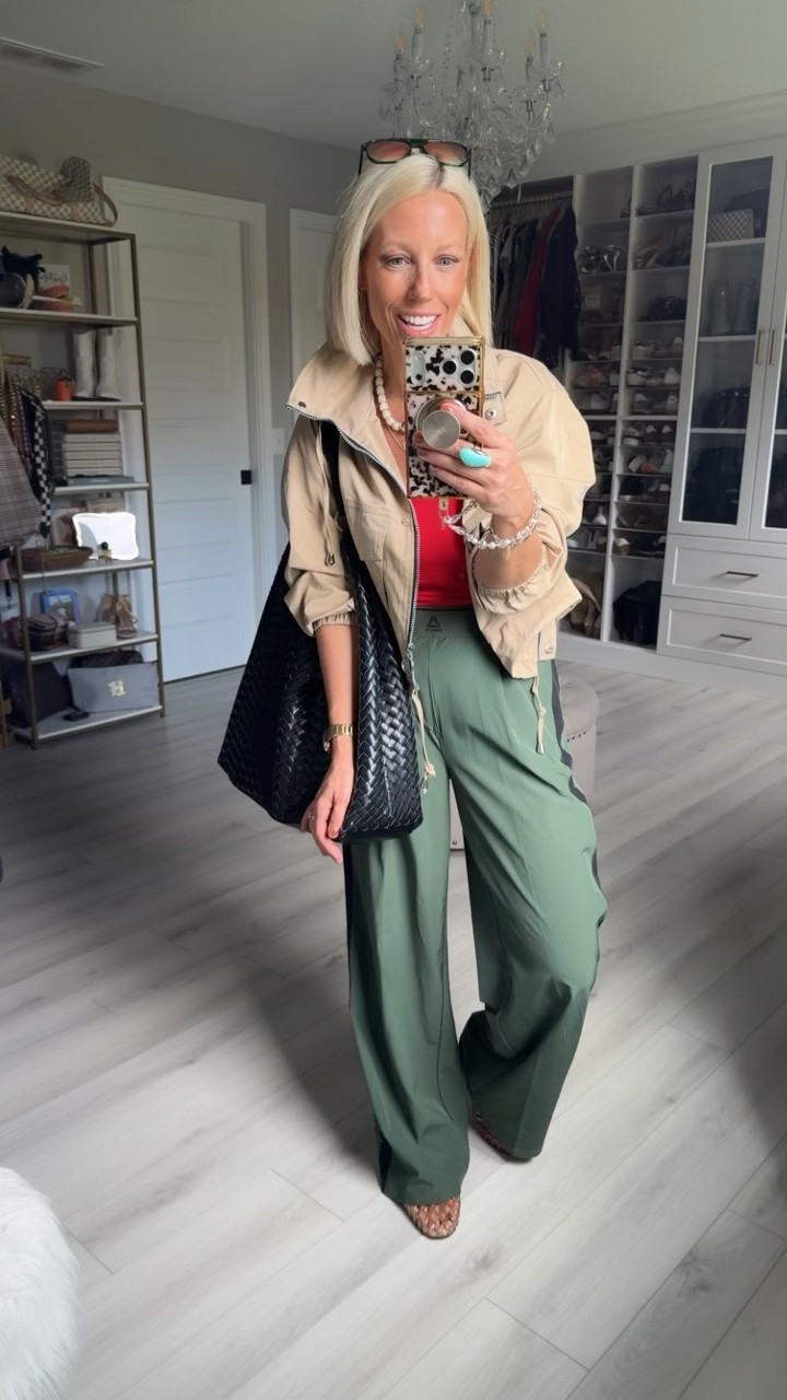 Travel OOTD!!
⬇️⬇️⬇️
Tank and jacket medium
Pants small
Shoes run big