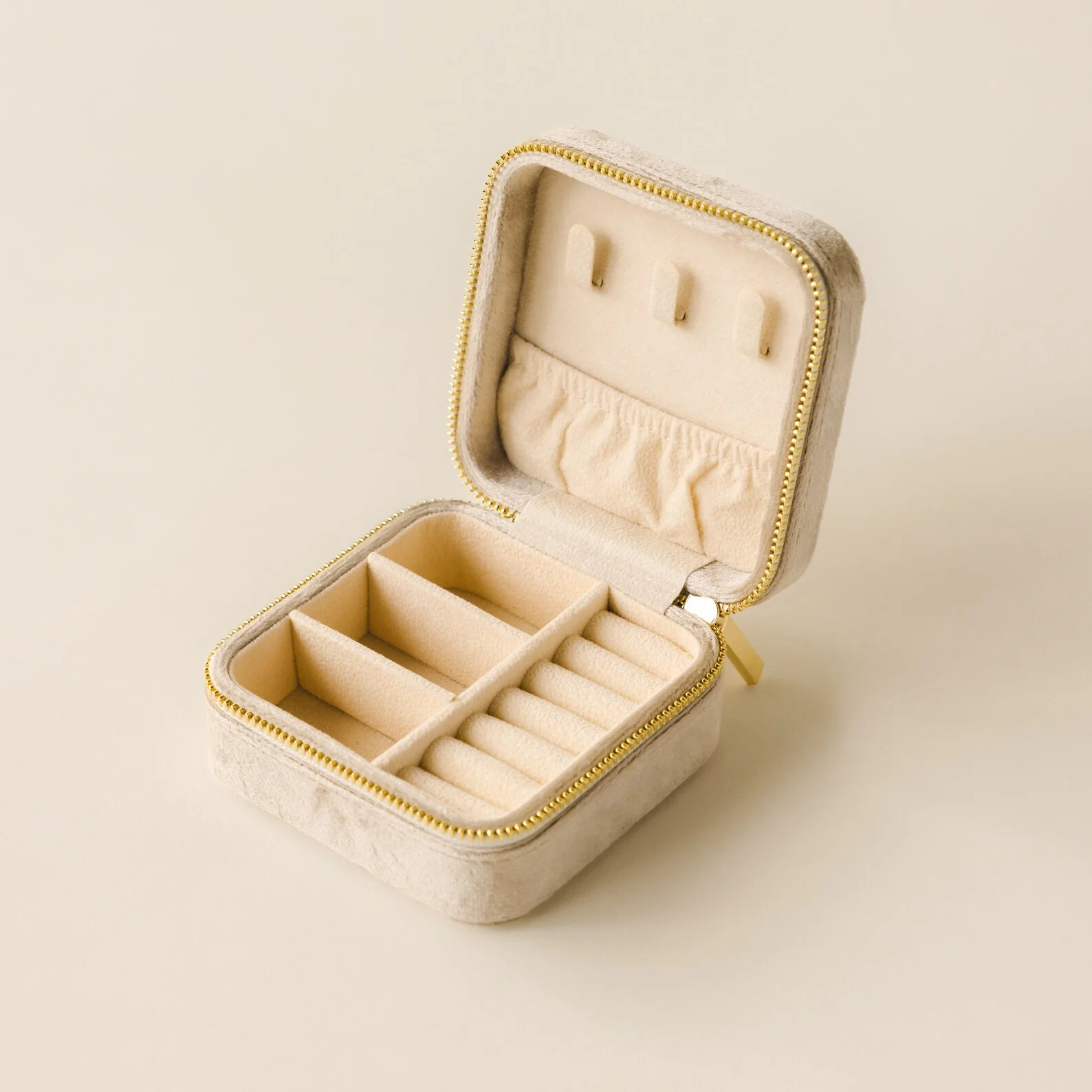 Square Velvet Jewelry Case | Caitlyn Minimalist