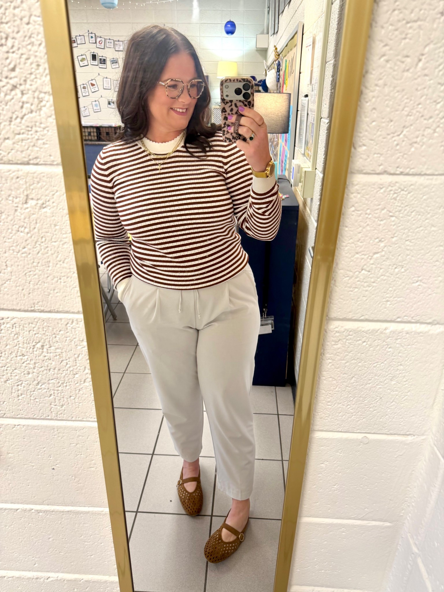 Big smiles because Wednesday is our Monday this week!🤎 Love this lightweight cardigan from @walmart that’s perfect for transitioning from winter to spring here in the south. Sandals are @Target and pants are @oldnavy (but this color has been discontinued).