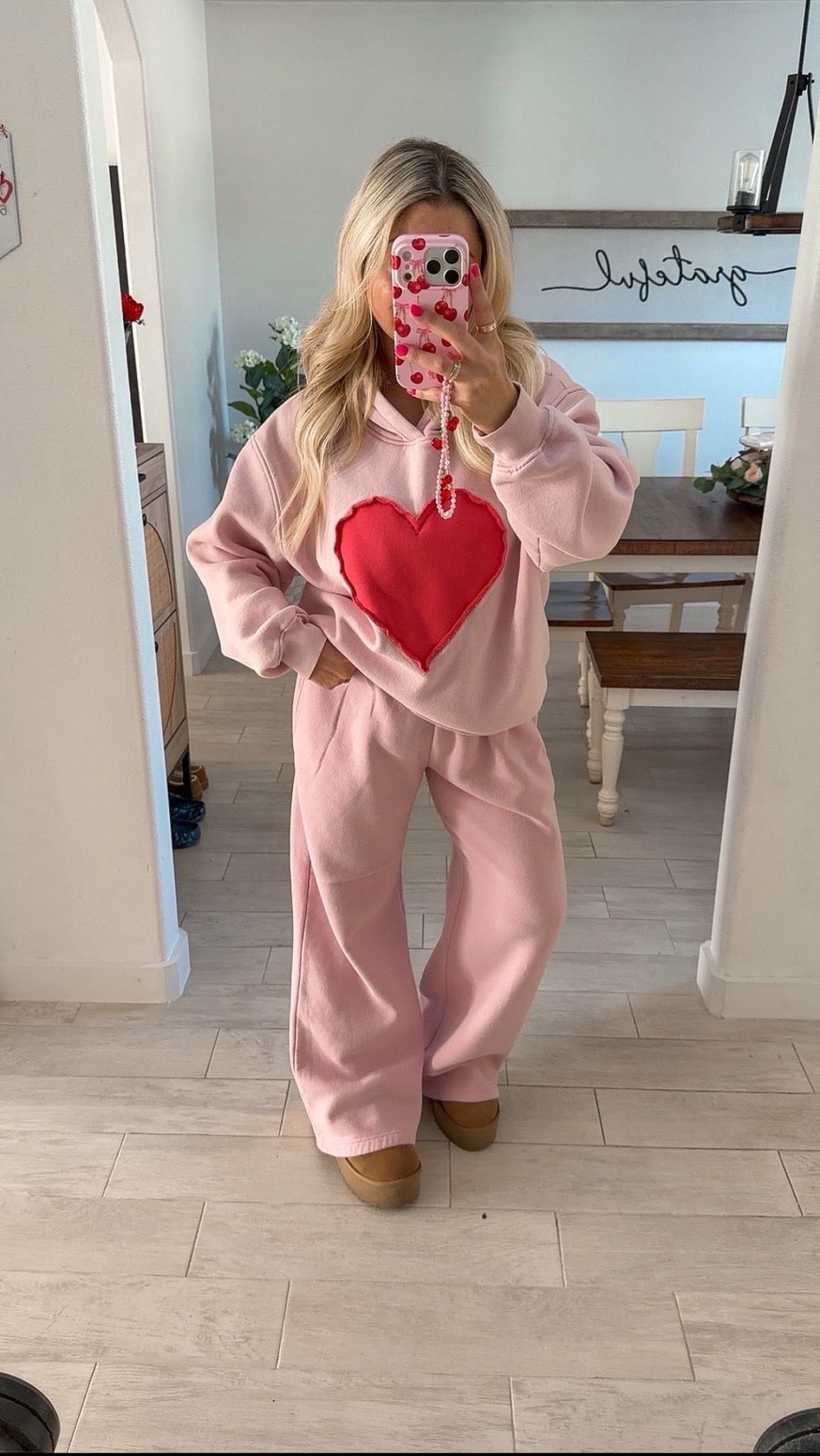 Comfy cute Valentine’s Day outfit
Heart hoodie m
Sweatpants m
Uggs tts