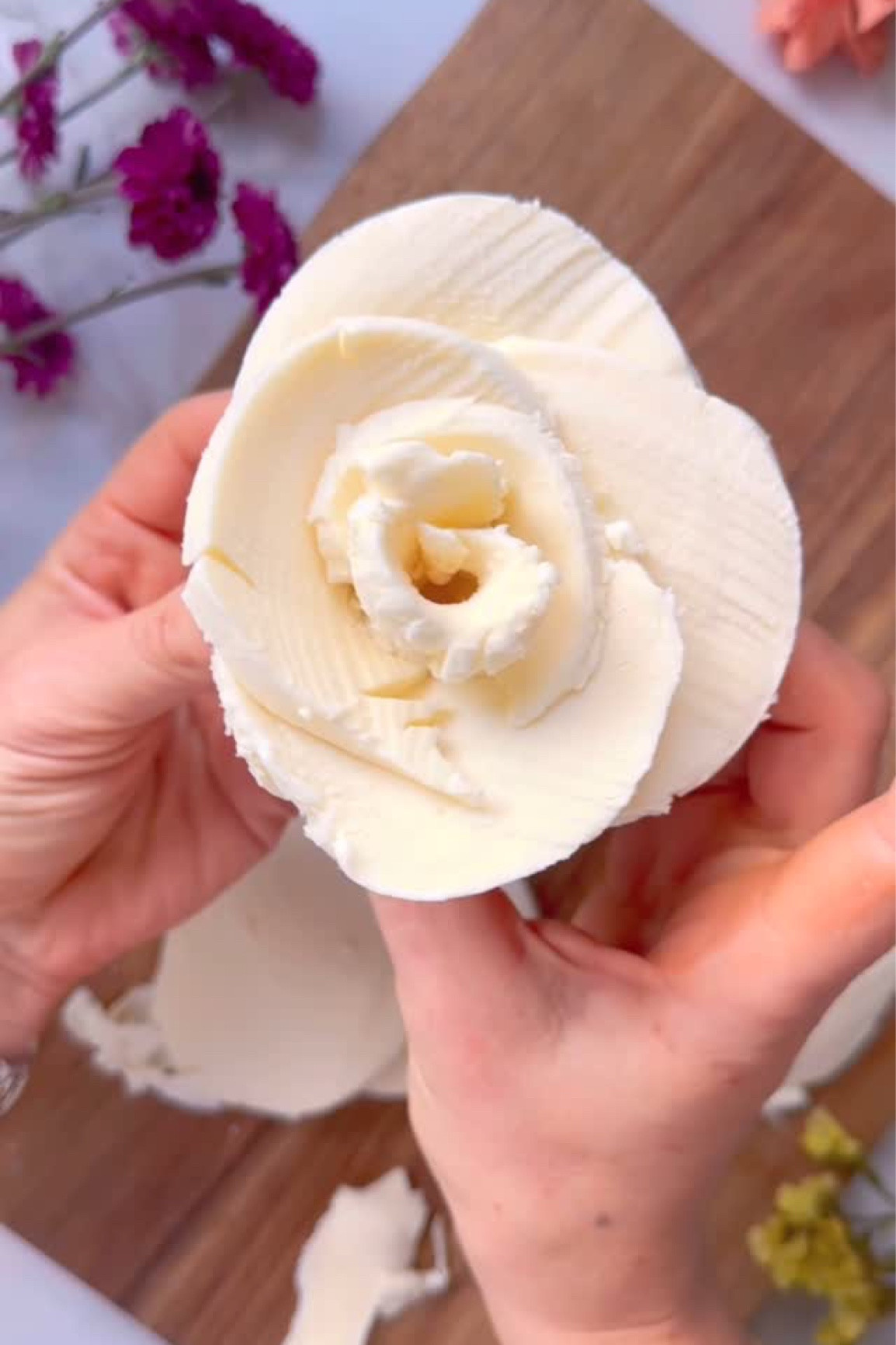 🌹FRESH MOZZ ROSE ⬇️ 

The key is to slice thin — a handheld cheese slicer works wonders, but a super sharp knife will do the trick too. 

Once your slices are ready, gently layer them one by one in a circular motion to form the perfect rose shape. Roll the last piece into a bud to complete the bloom! 🧀

#charcuterieandthings #foodstyling #cheese #valentineday #charcuterieboard #diyfood #mozzarella