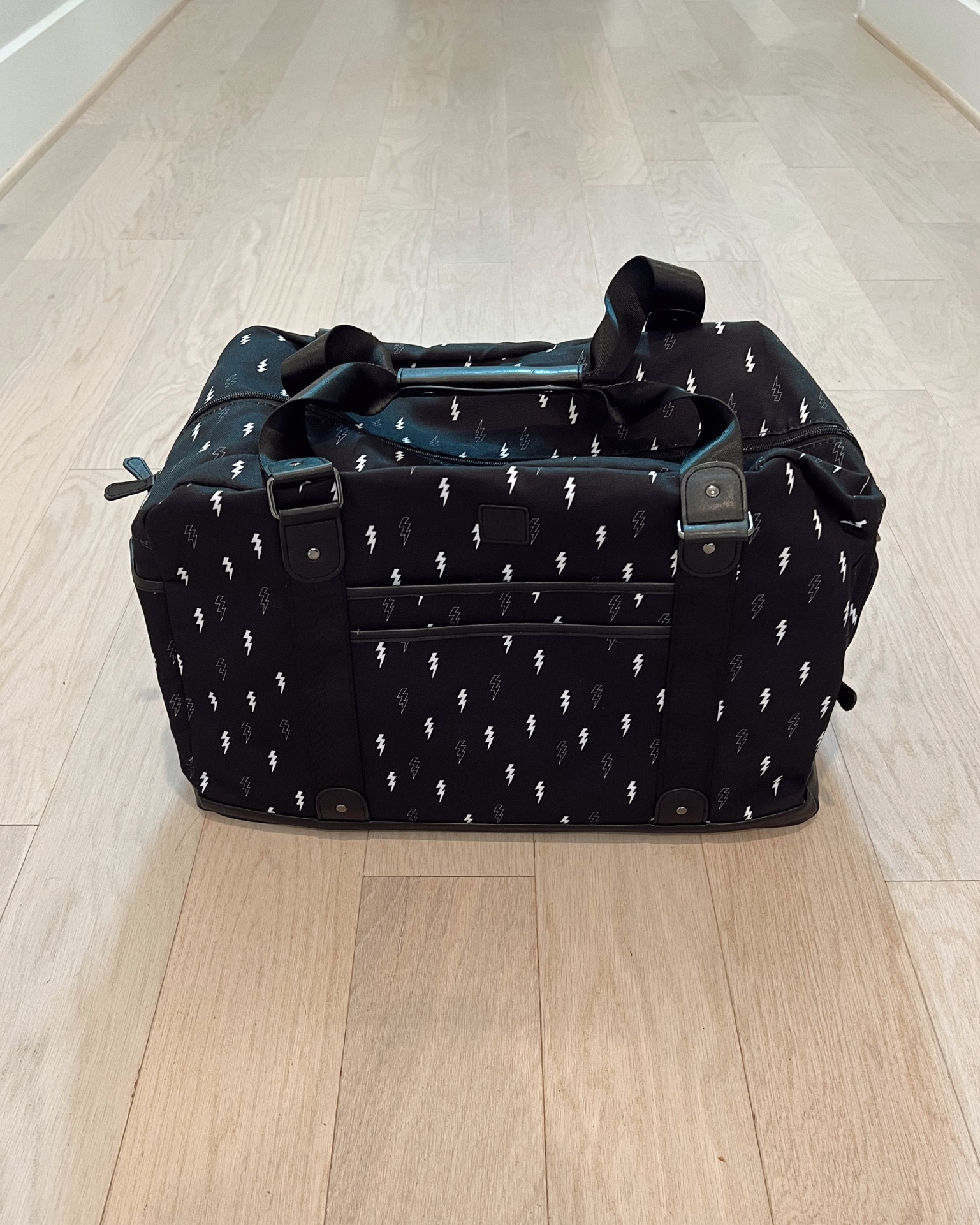 Spacious duffle bag!! Water resistant and comes in so many prints!

Big bag, duffle, travel bag

#LTKItBag #LTKKids #LTKTravel