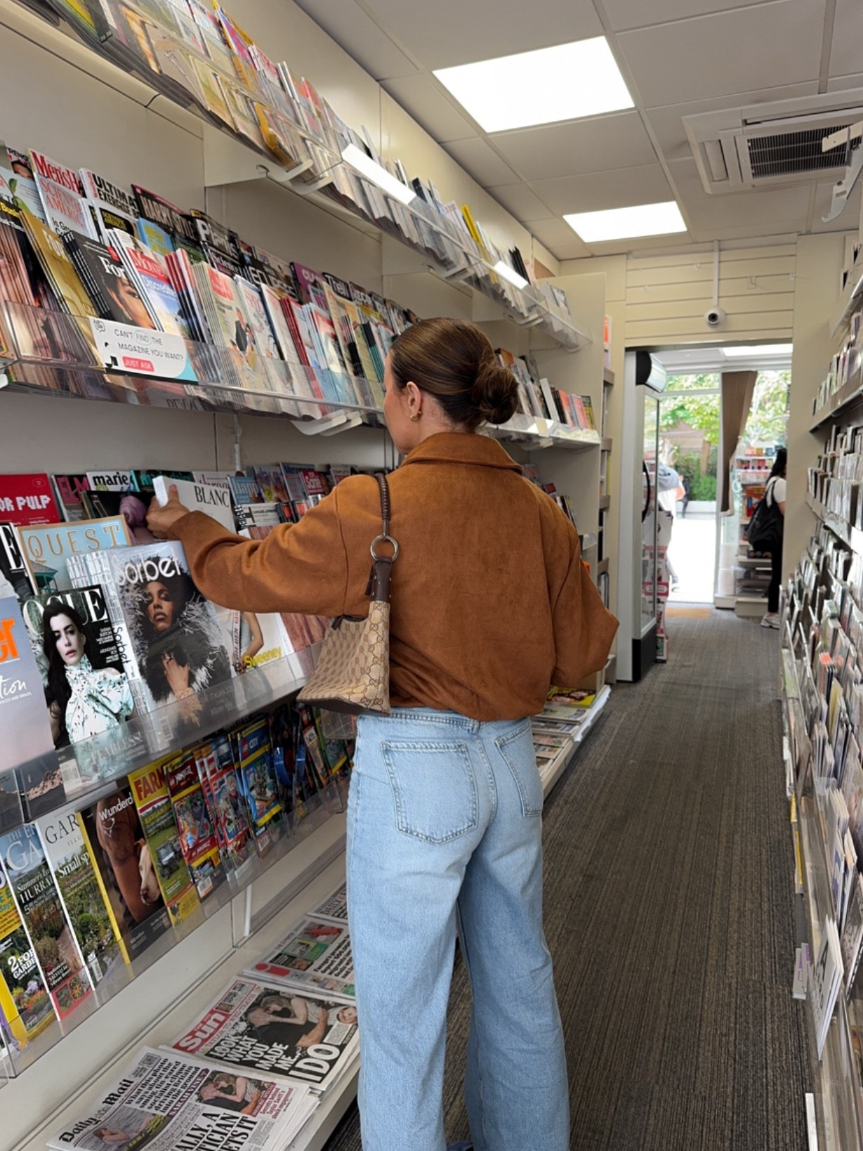 Lazy days in the city. 🍂 this @newlook jacket is perfect for dressing up an outfit without really needing to ‘style’ it too much. 

Autumn outfit / bubble hem suede jacket 

#LTKeurope #LTKstyletip