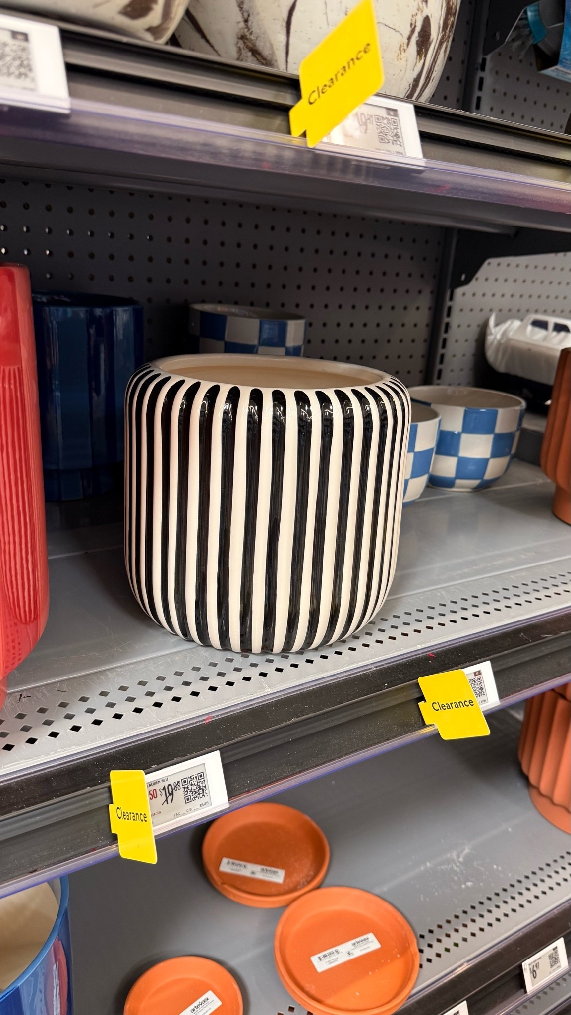 Modern meets classic 🖤🤍 This black and white fluted planter at Walmart is such a statement piece — the ribbed texture and bold stripe pattern would look incredible on a console table or grouped with greenery in an entryway. It’s giving high-end boutique vibes for a fraction of the price.

#walmartfinds #walmartclearance #flutedplanter #blackandwhitedecor #modernhomedecor #walmarthome #clearancefinds #statementpiece #ceramicplanter #homedecorfinds #budgetdecor #entrywaydecor #walmartdeals #moderncoastal #tabletopdecor