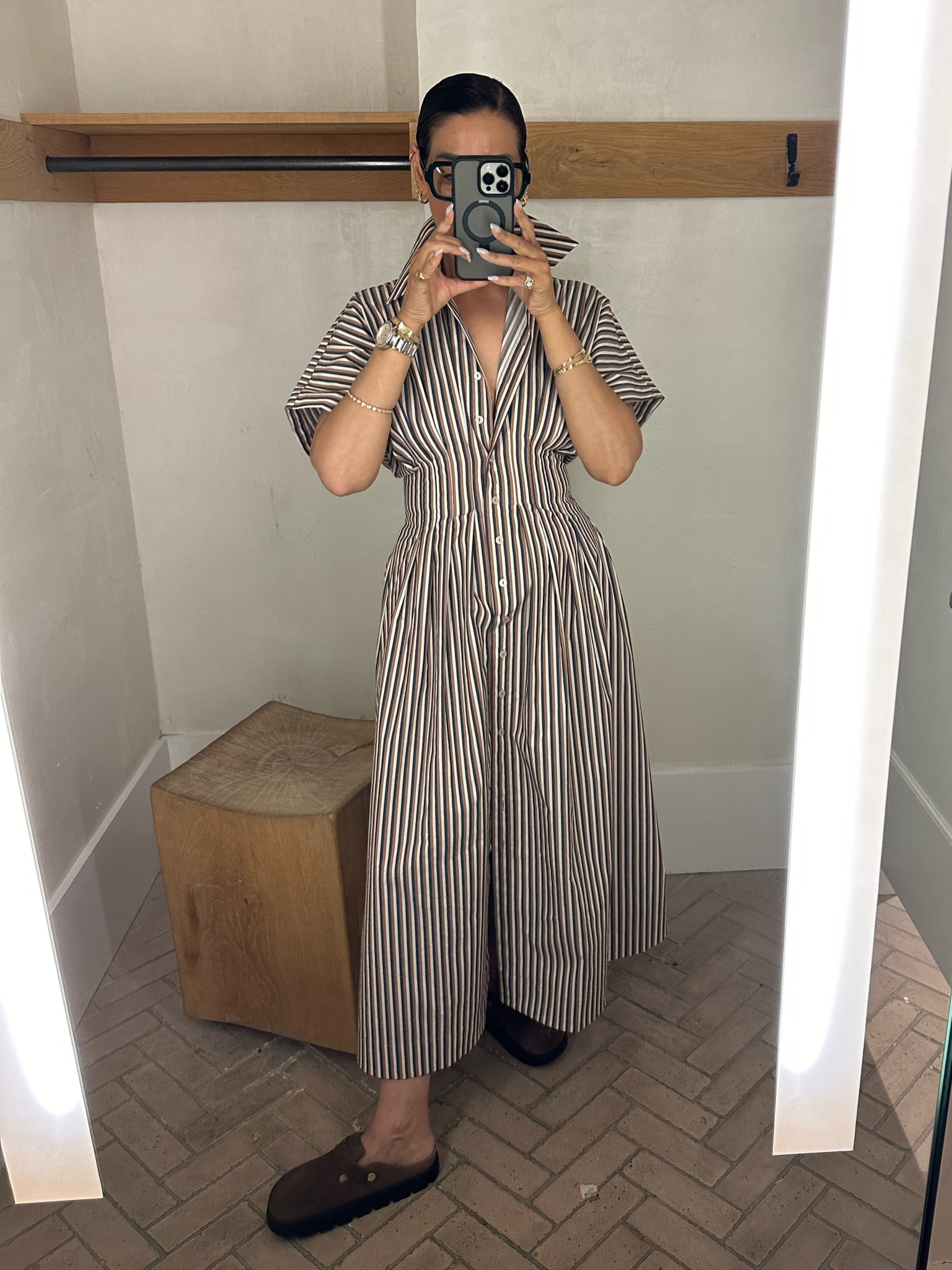 Tailored to perfection, the Tobie Shirt Dress is on top of everyone’s mind – with its classic collar, exaggerated short sleeves, and waist-defining pleats.