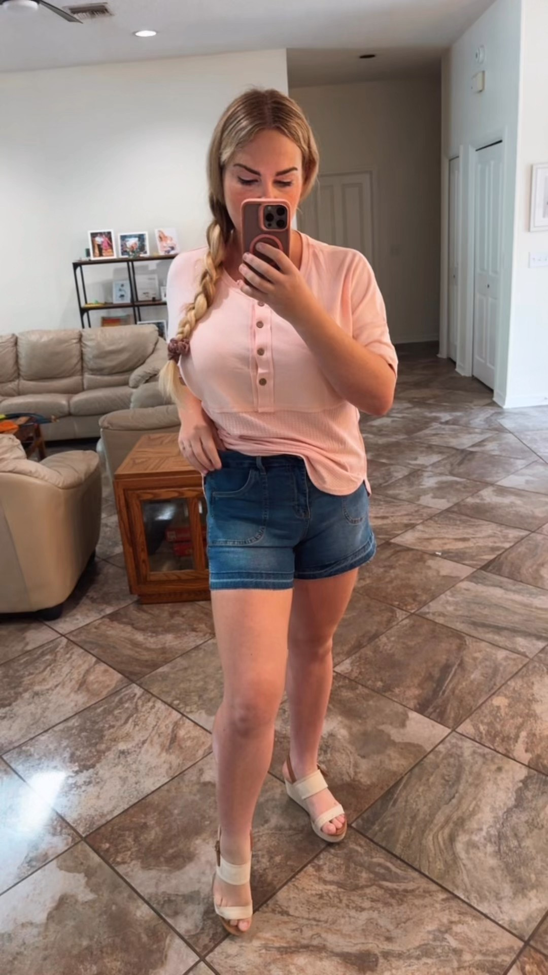 High rise Jean shorts! I love these! They have the perfect amount of stretch! I am wearing a size 8 and normal a size 28/29 in jeans.

High rise jeans shorts
Jean shorts
Stretchy jean shorts
Stretchy high rise jean shorts 