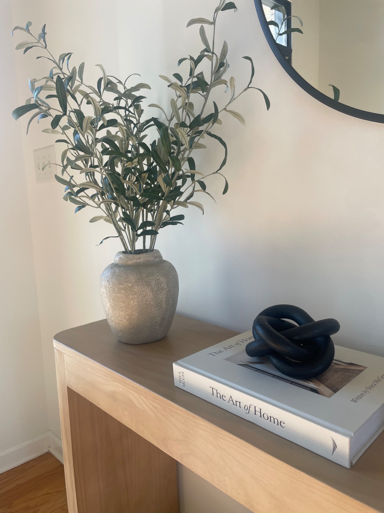 Simple modern home decor ✨ 

Target | decor | home | interior design | vase | entry way | console | | design | modern 

#target #modern #home #decor #homedecor #interiordesign #entryway #design #console 

#LTKmomlife #LTKHome #LTKdayinmylife